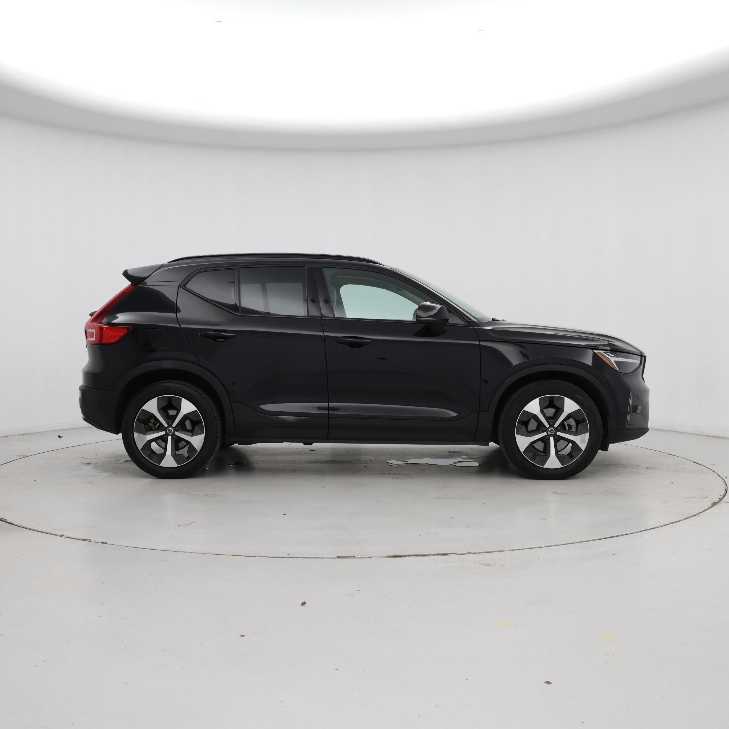 Thumbnail: 2023 Volvo XC40 - 7