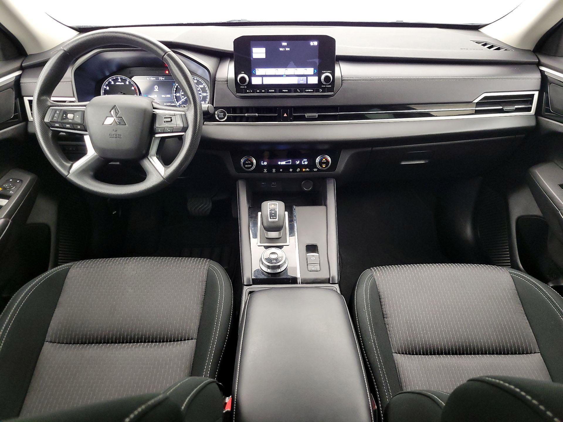 Thumbnail: 2023 Mitsubishi Outlander - 9