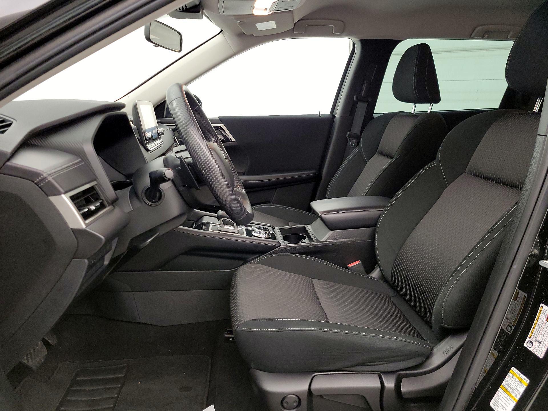 Thumbnail: 2023 Mitsubishi Outlander - 11