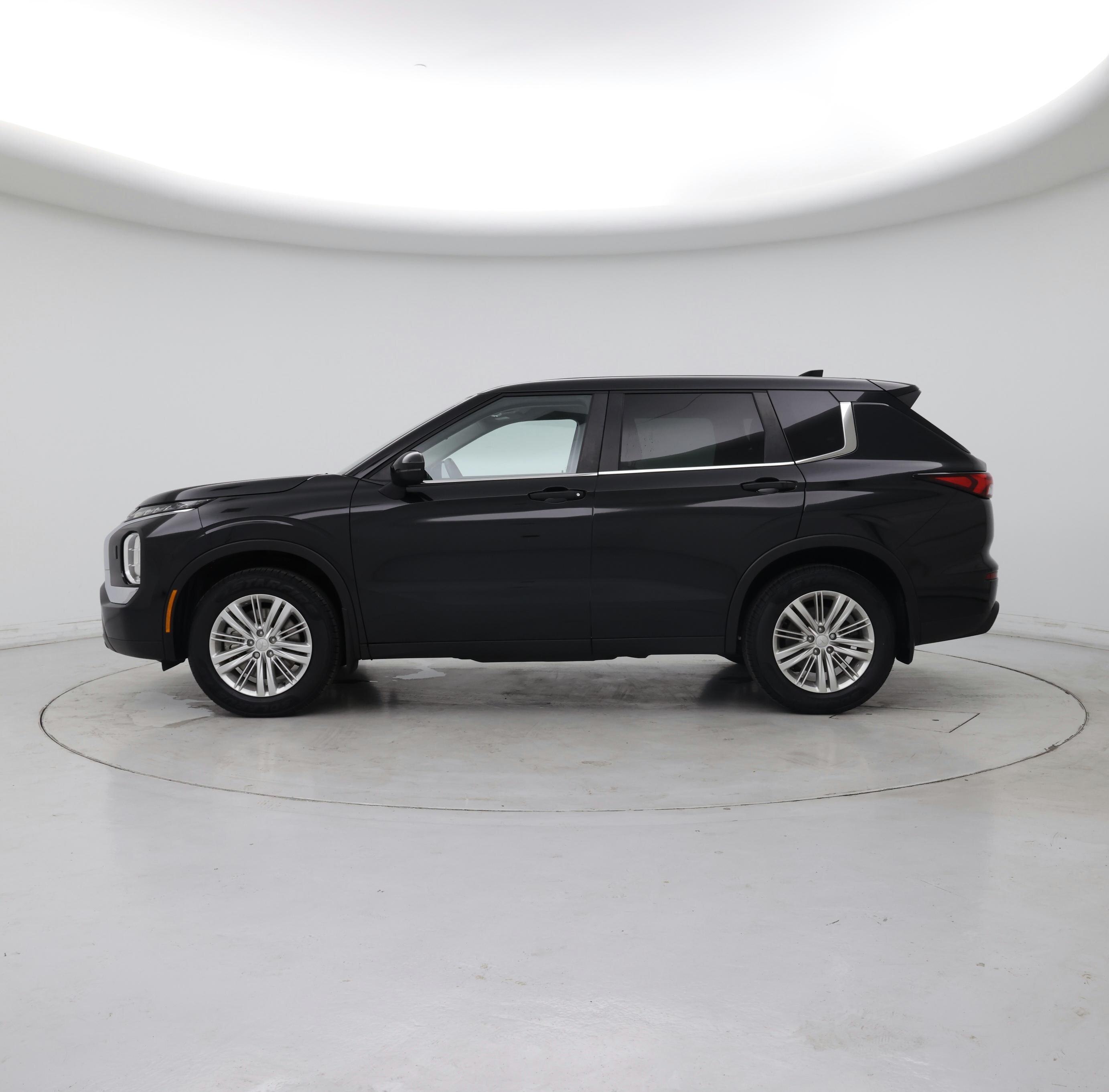 Thumbnail: 2023 Mitsubishi Outlander - 3