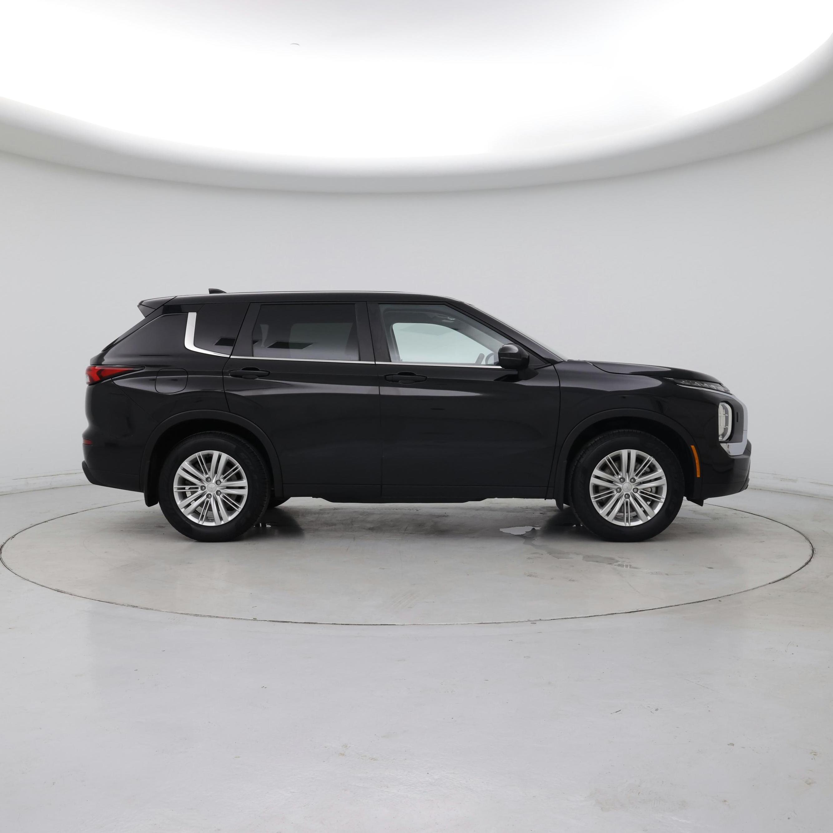 Thumbnail: 2023 Mitsubishi Outlander - 7