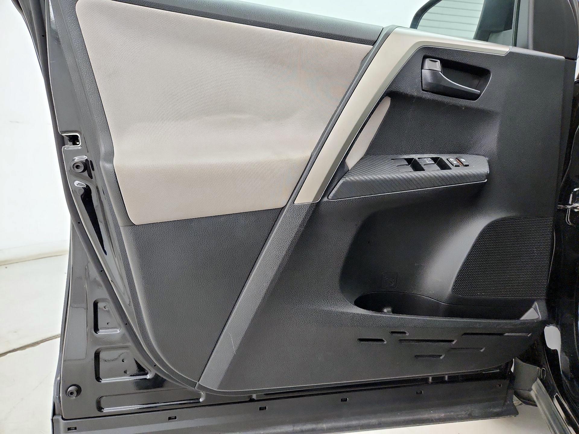 Thumbnail: 2015 Toyota RAV4 - 12