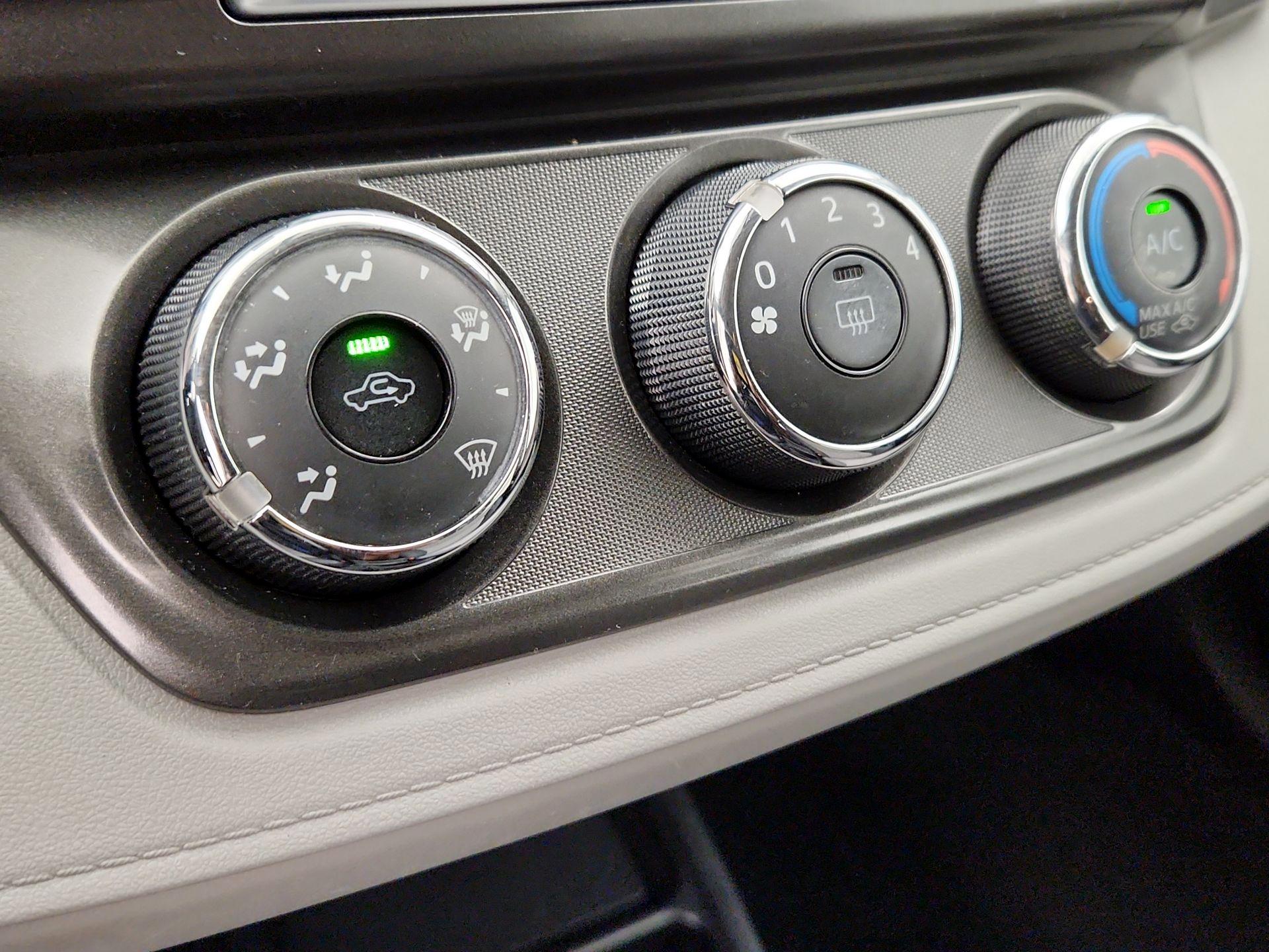 Thumbnail: 2015 Toyota RAV4 - 16