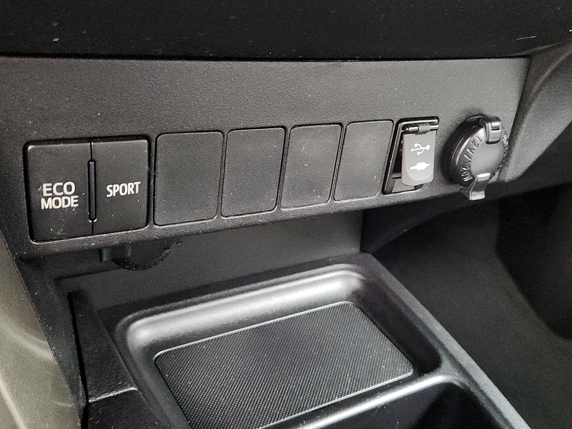 Thumbnail: 2015 Toyota RAV4 - 18