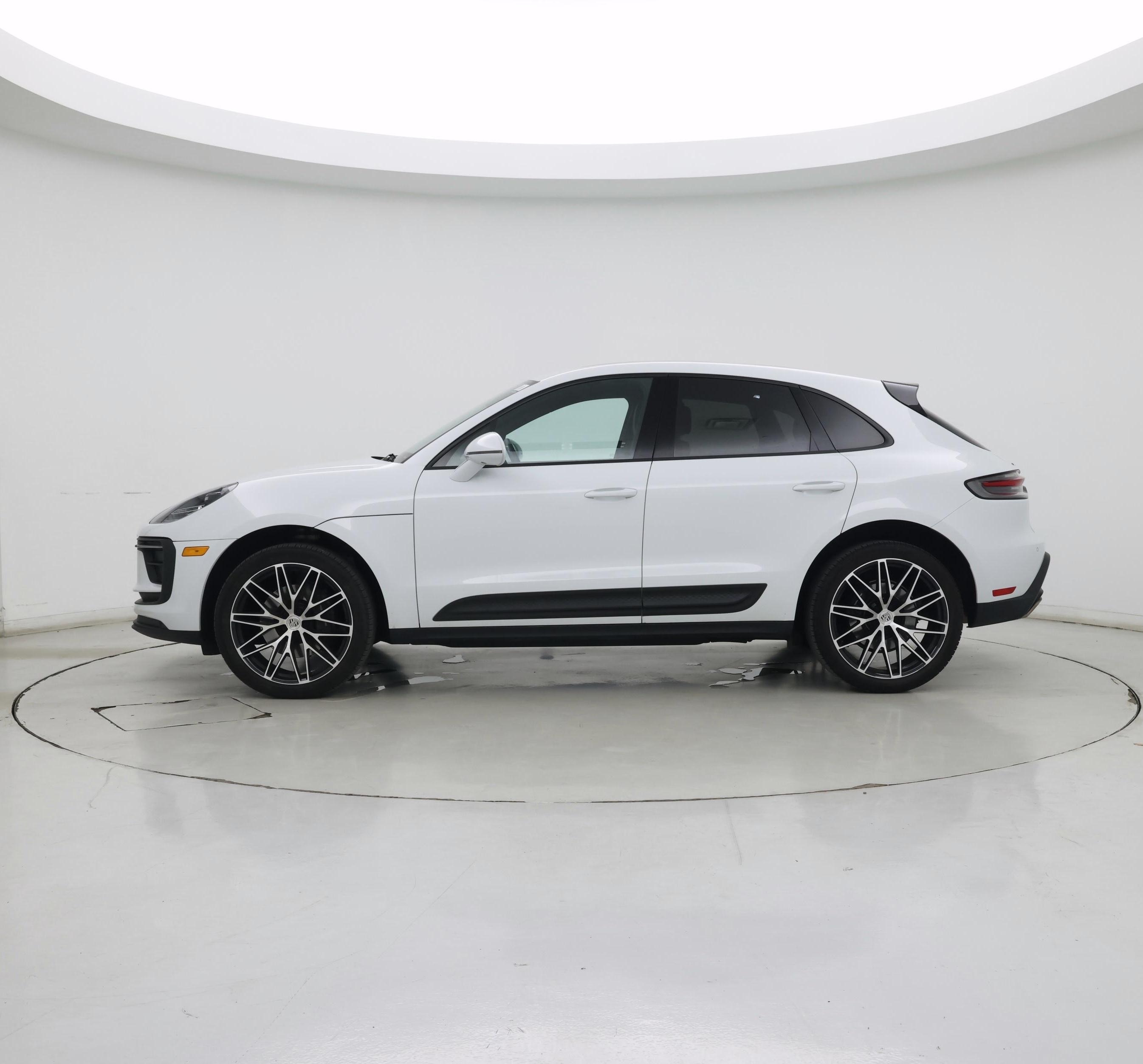 Thumbnail: 2022 Porsche Macan - 3