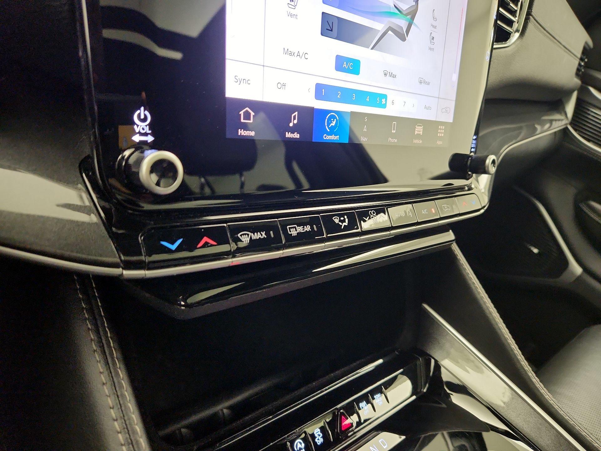 Thumbnail: 2022 Jeep Wagoneer - 17