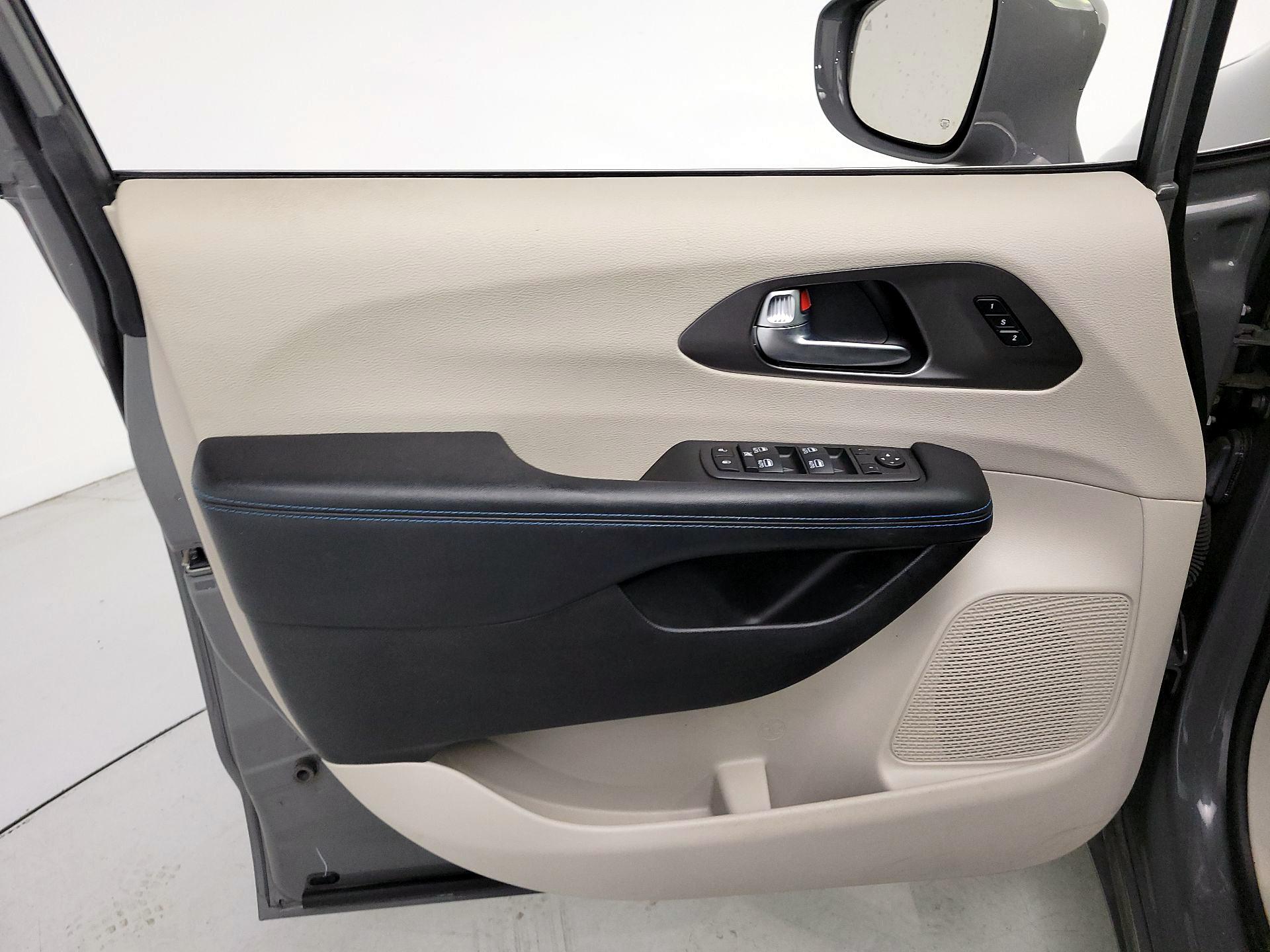 Thumbnail: 2021 Chrysler Pacifica - 12