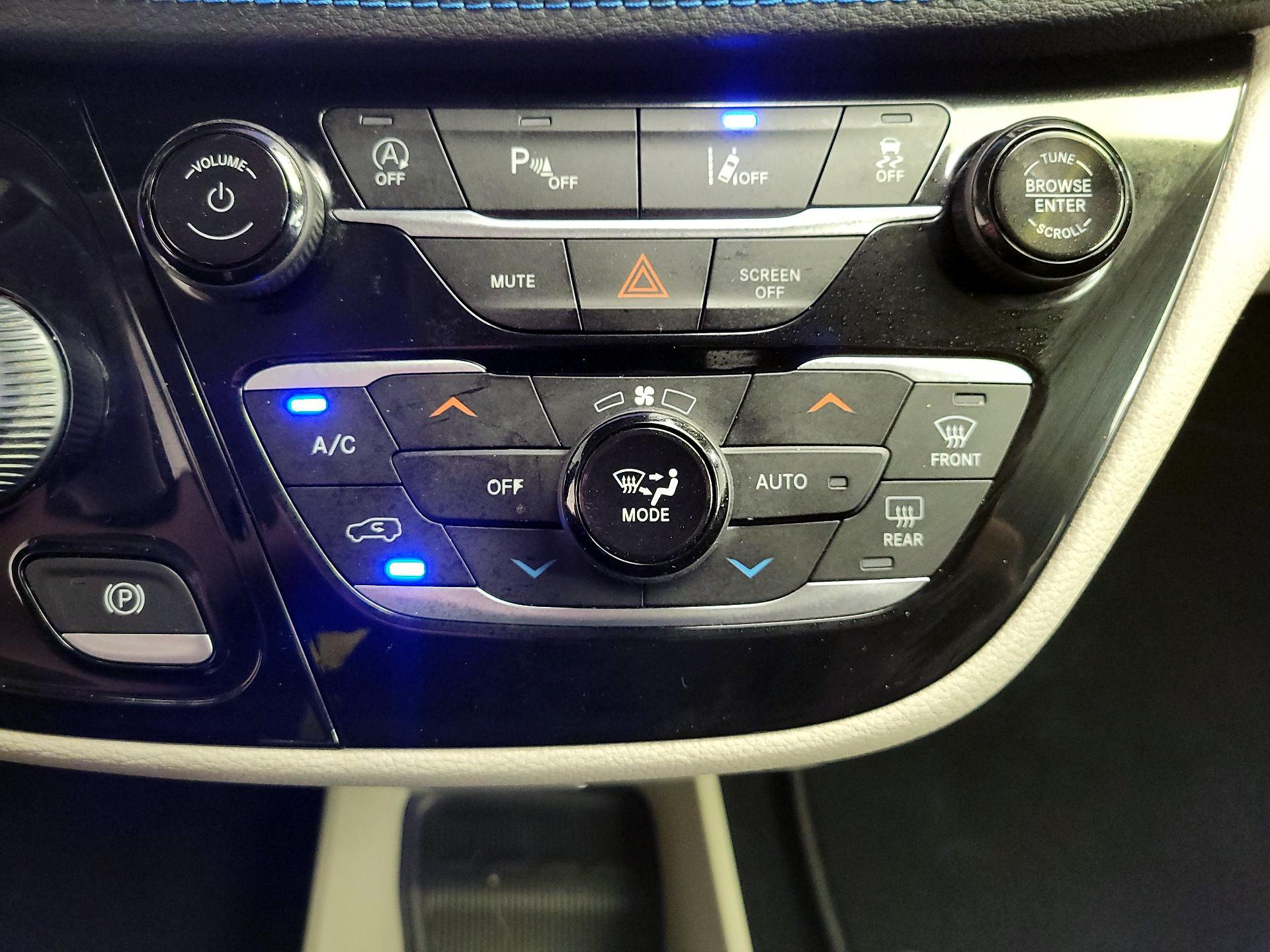 Thumbnail: 2021 Chrysler Pacifica - 16