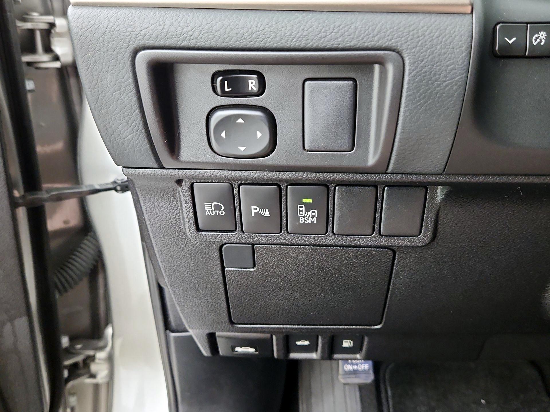 Thumbnail: 2016 Lexus ES - 13