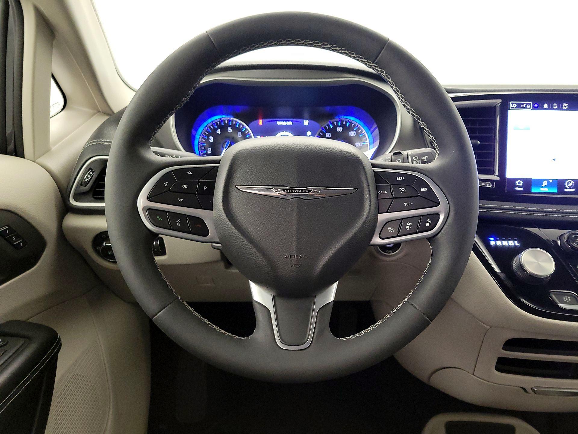 Thumbnail: 2022 Chrysler Pacifica - 10