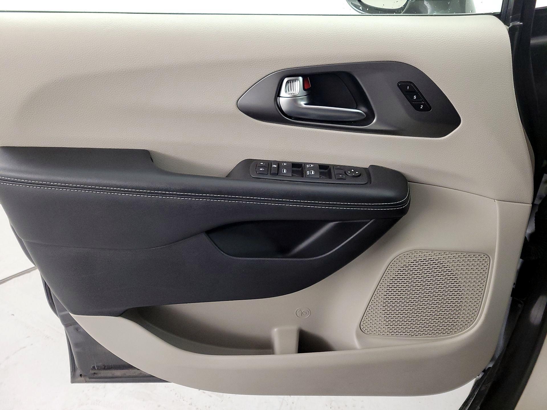 Thumbnail: 2022 Chrysler Pacifica - 12