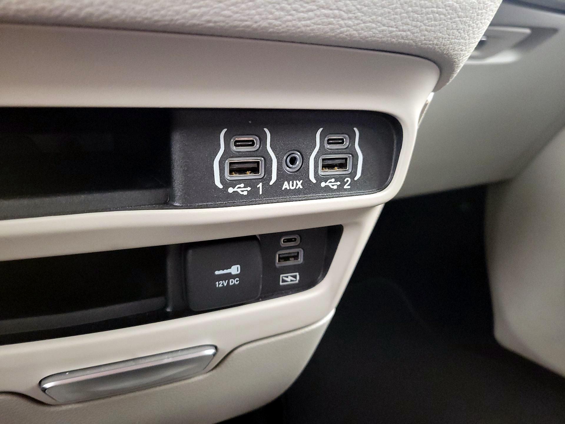 Thumbnail: 2022 Chrysler Pacifica - 18