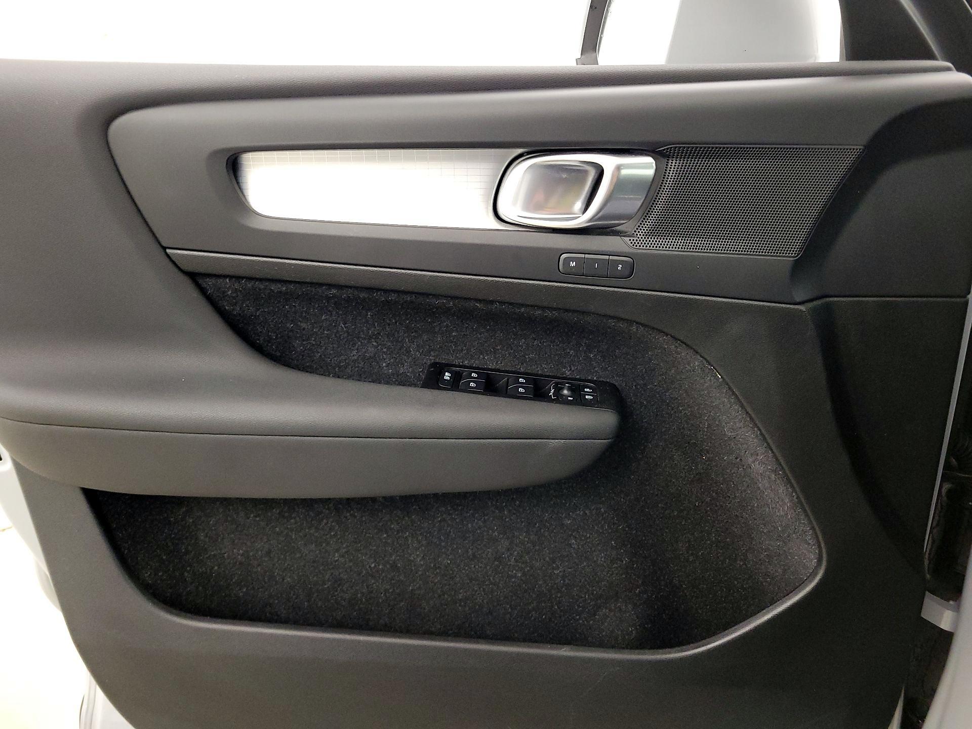 Thumbnail: 2021 Volvo XC40 - 12