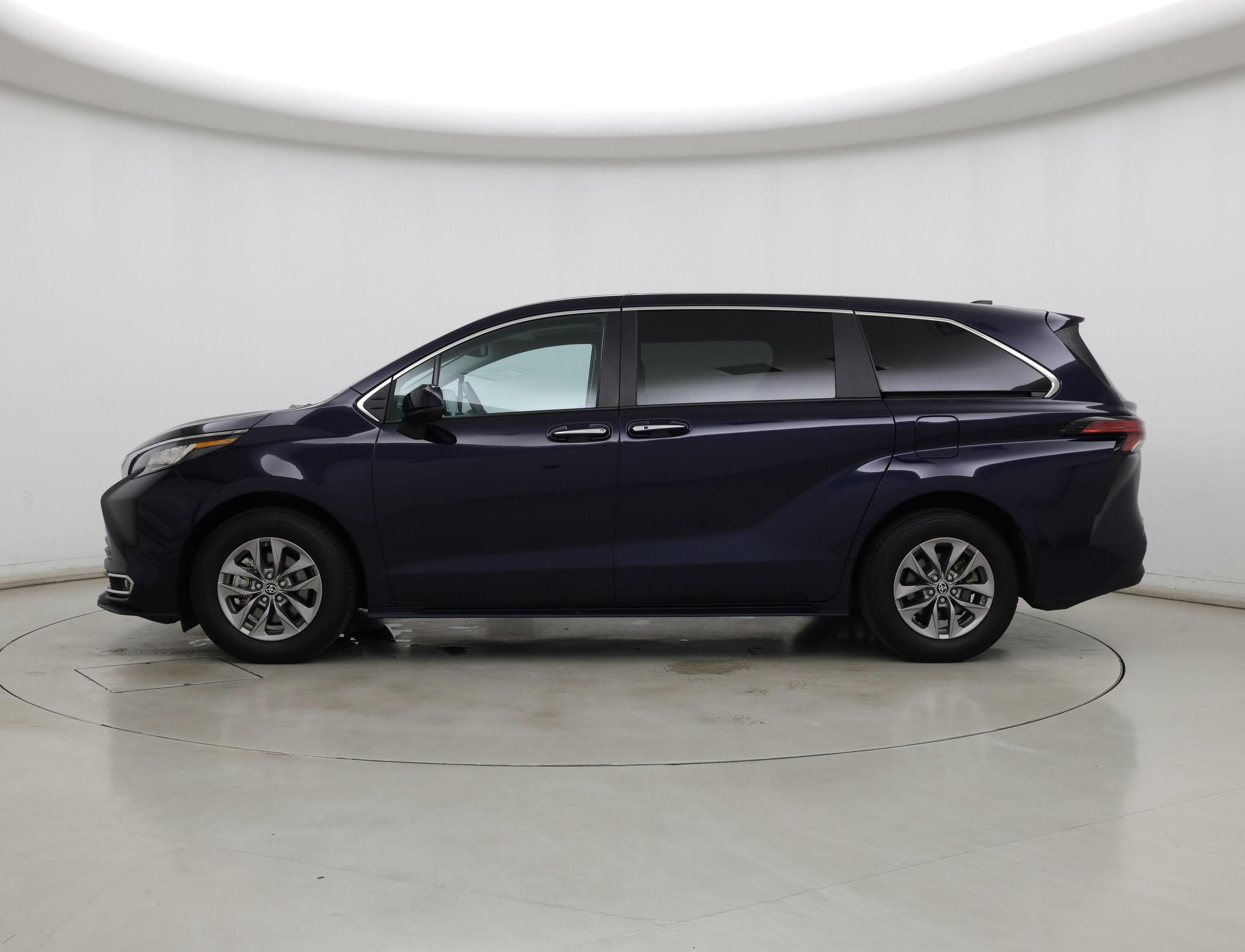 Thumbnail: 2022 Toyota Sienna - 3