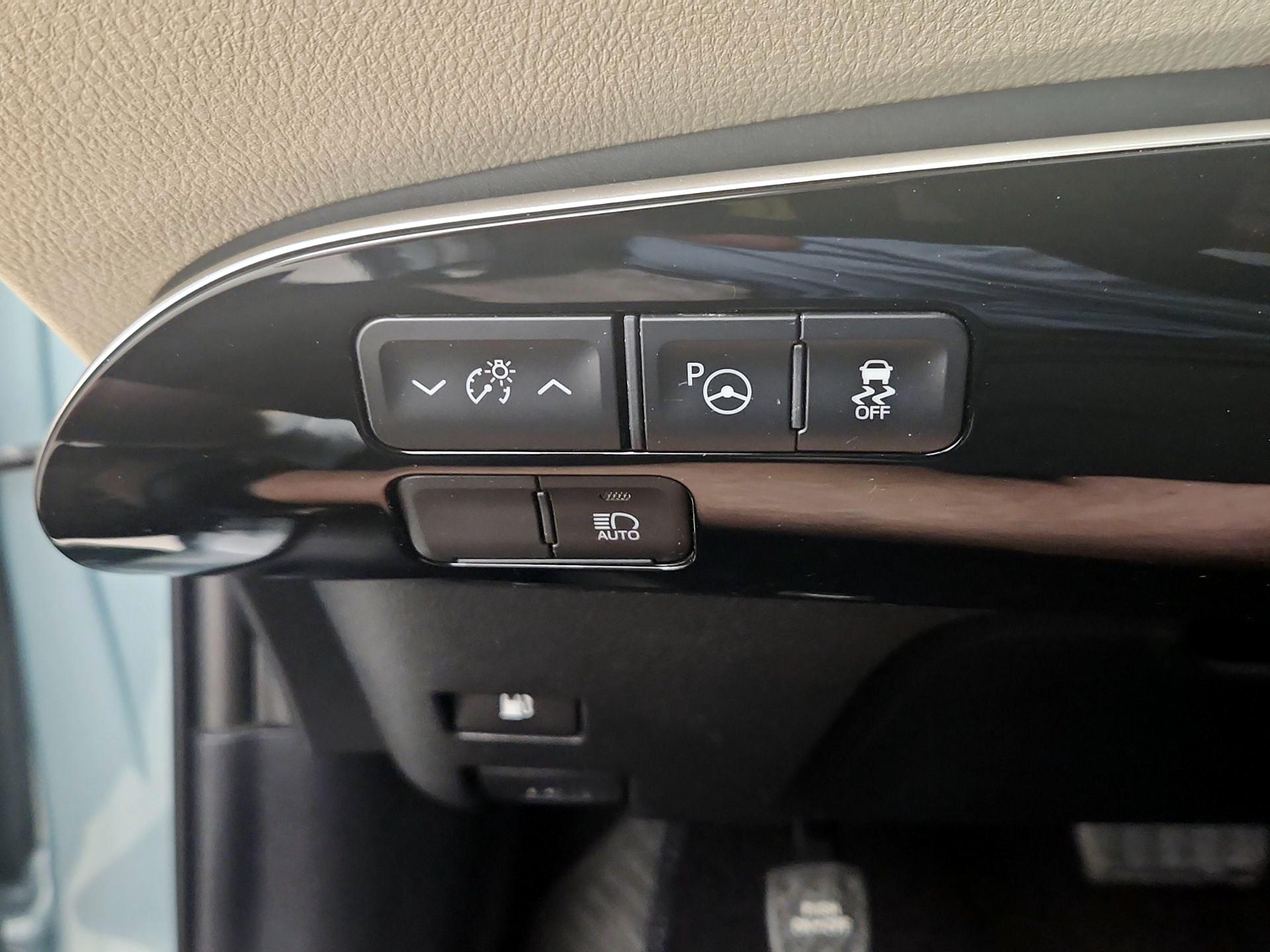 Thumbnail: 2021 Toyota Prius - 13