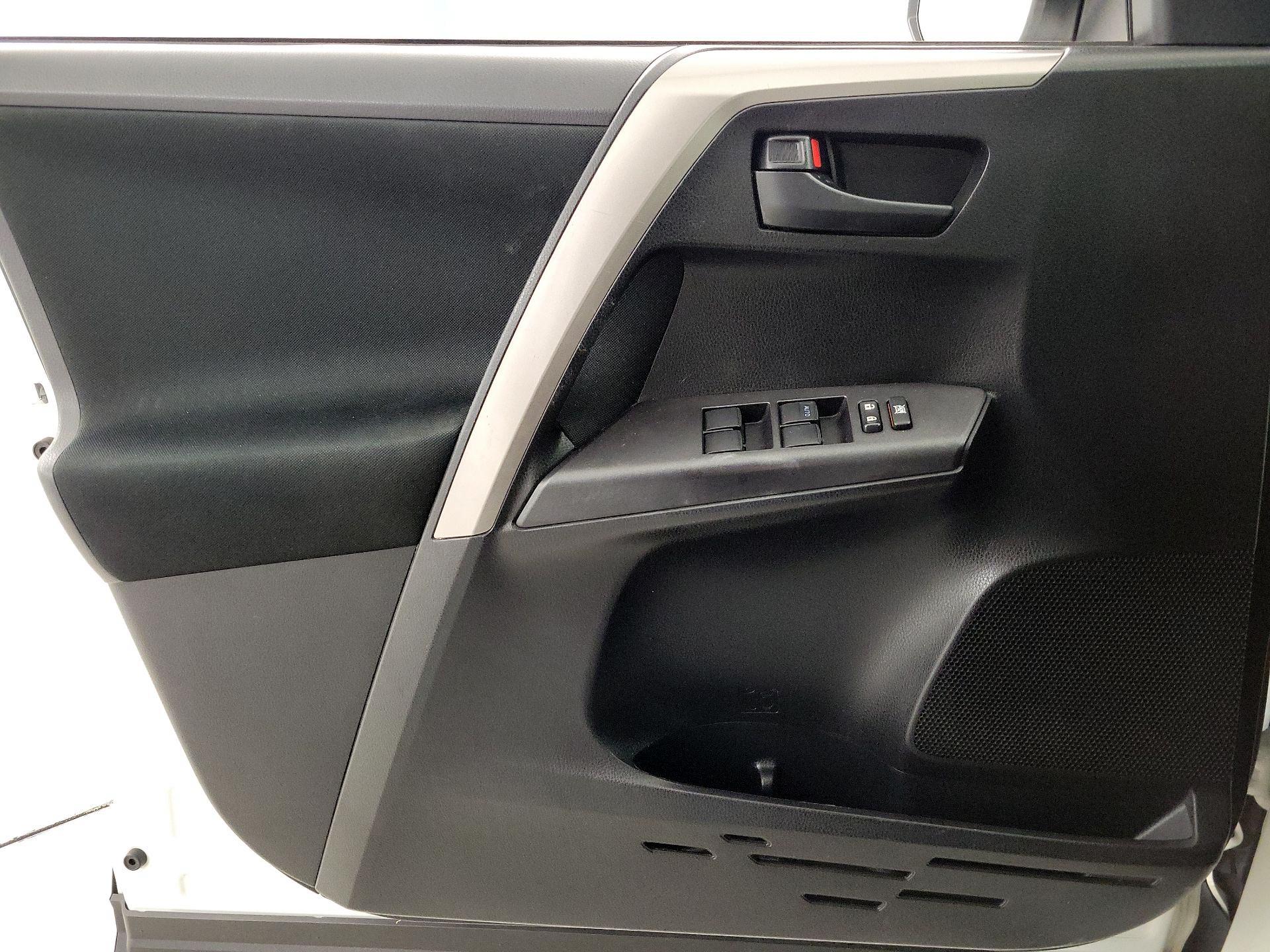 Thumbnail: 2018 Toyota RAV4 - 12