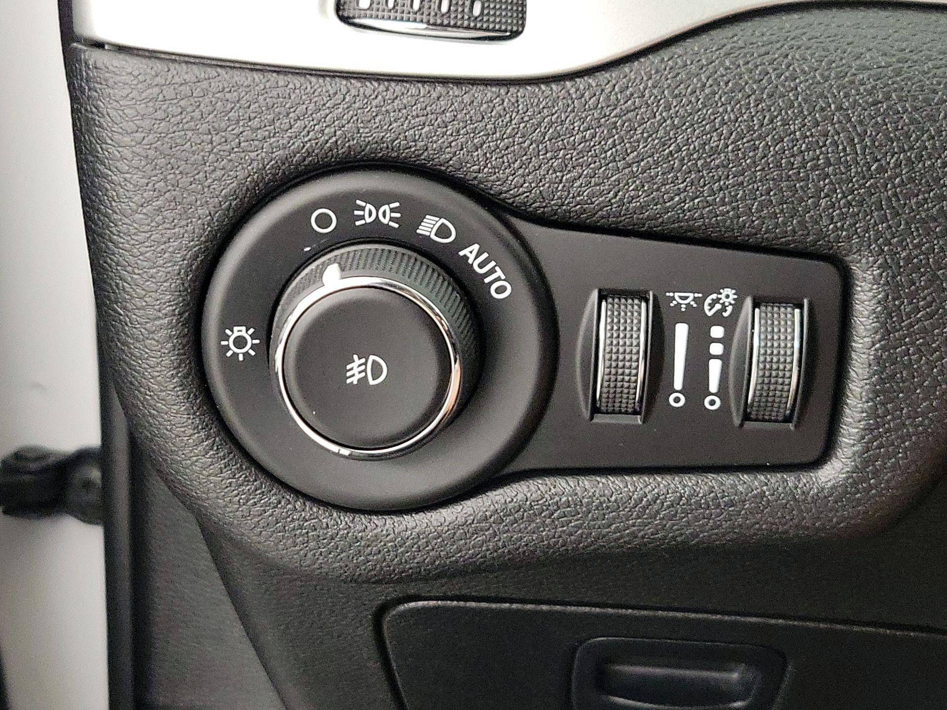 Thumbnail: 2018 Jeep Cherokee - 13
