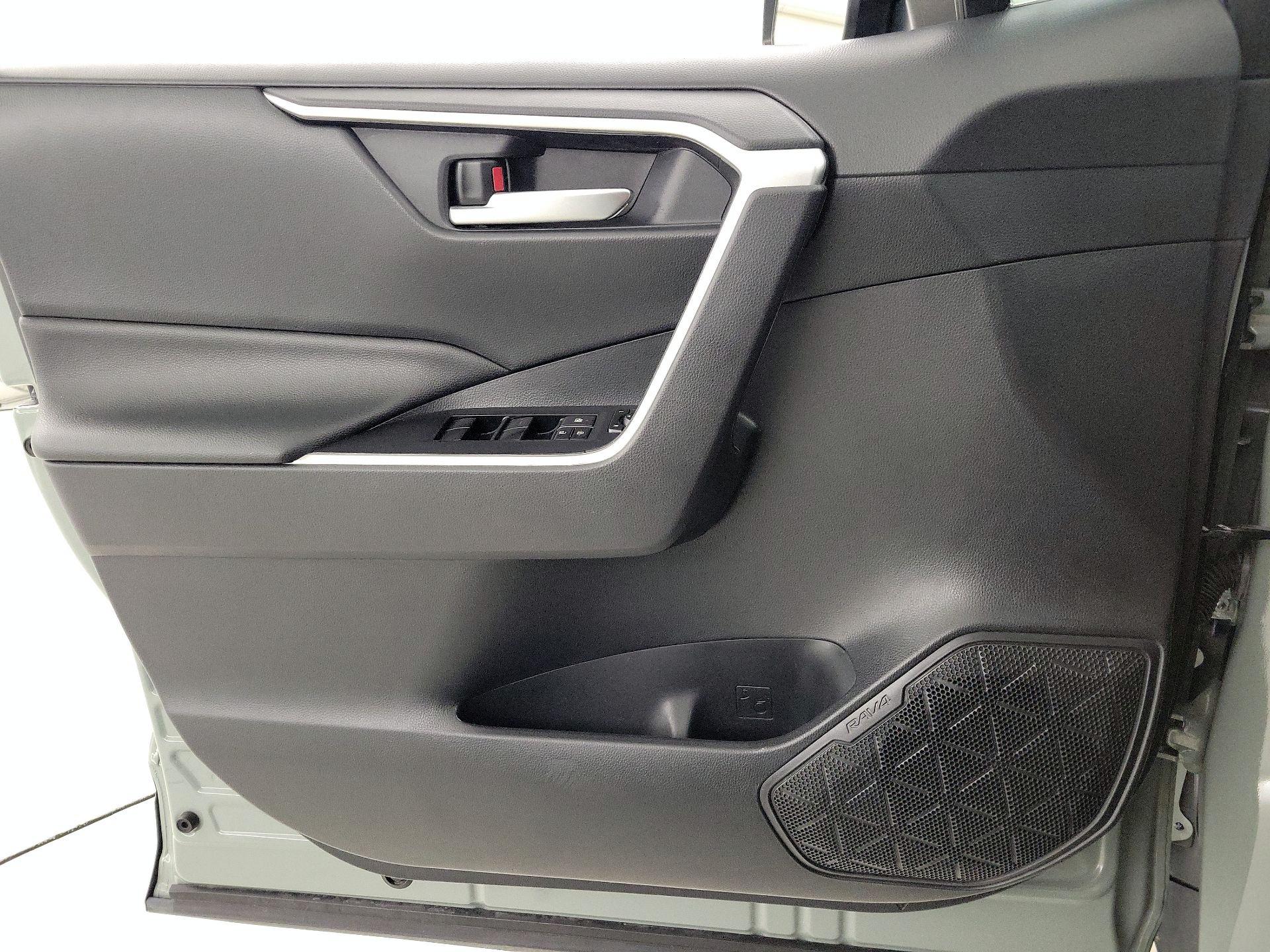 Thumbnail: 2019 Toyota RAV4 - 12