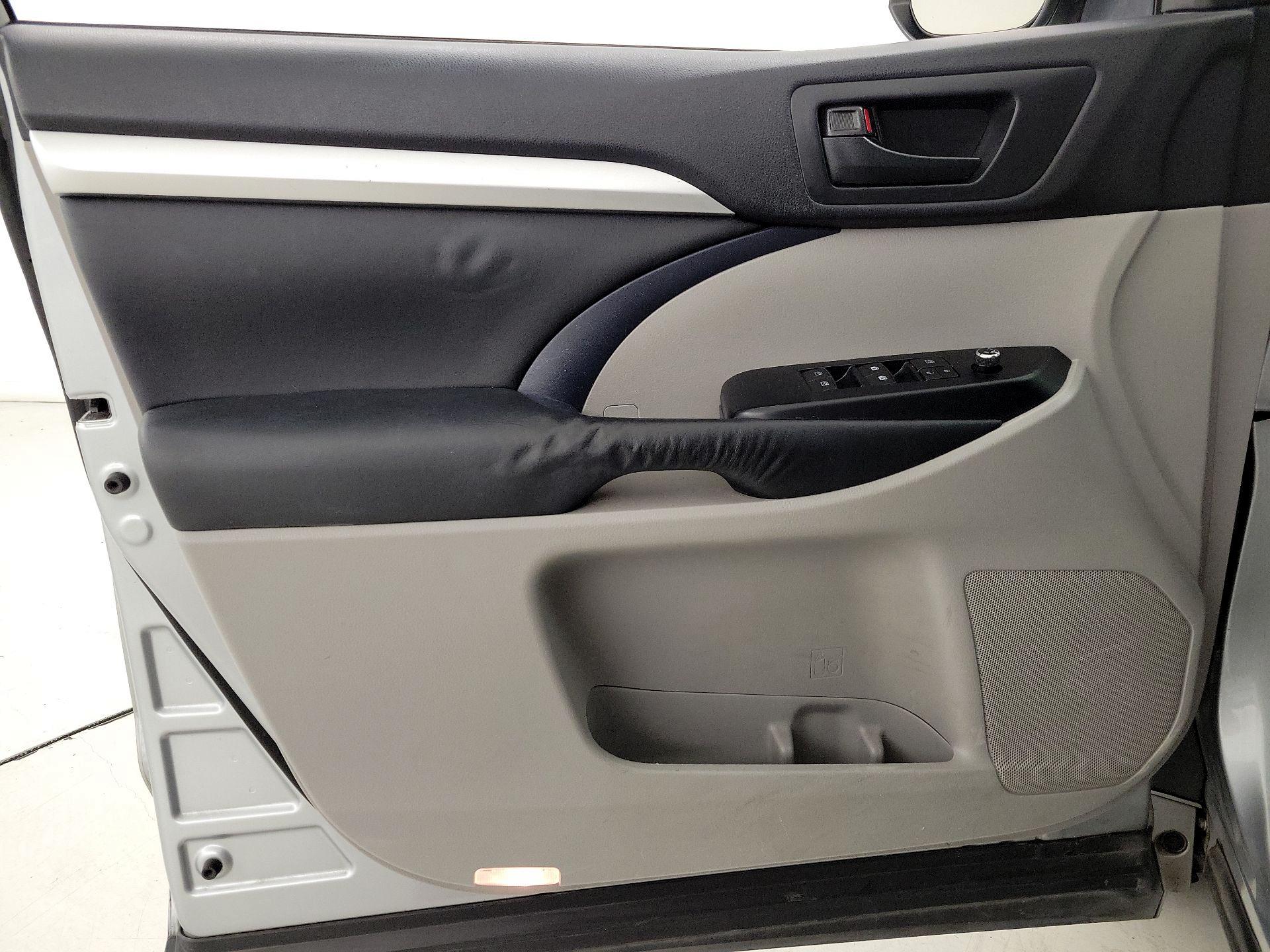 Thumbnail: 2015 Toyota Highlander - 12
