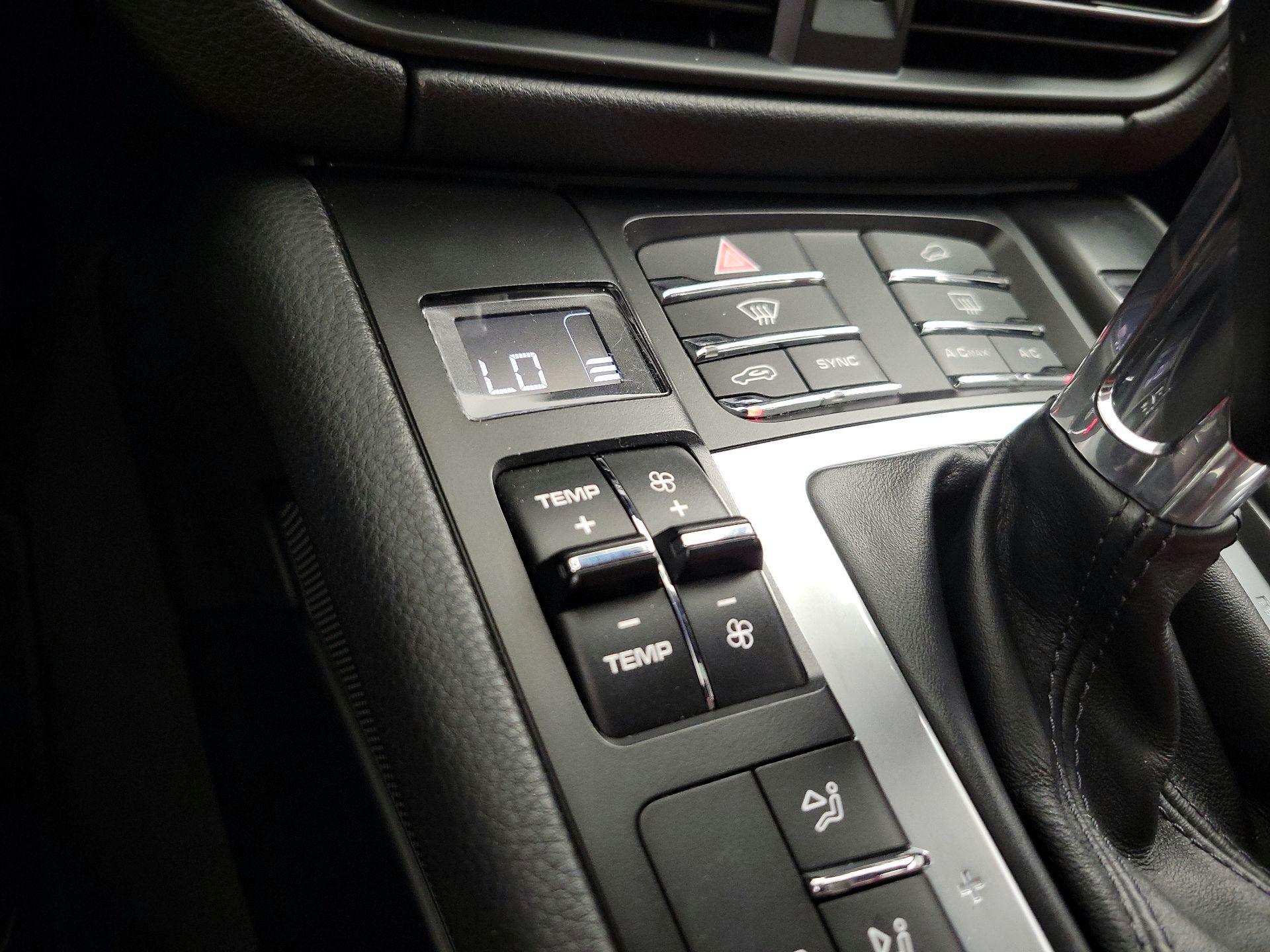 Thumbnail: 2021 Porsche Macan - 17