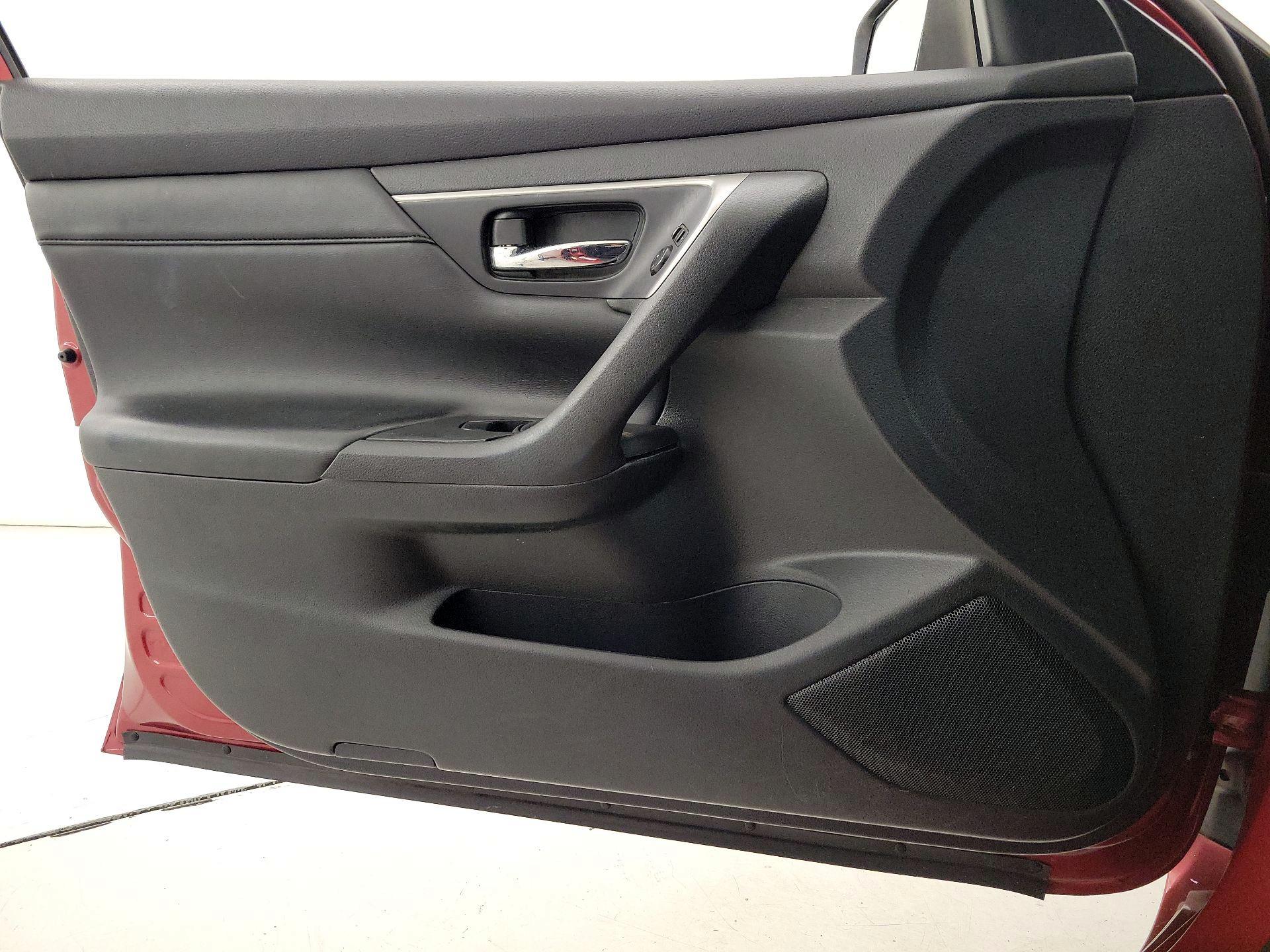 Thumbnail: 2015 Nissan Altima - 12