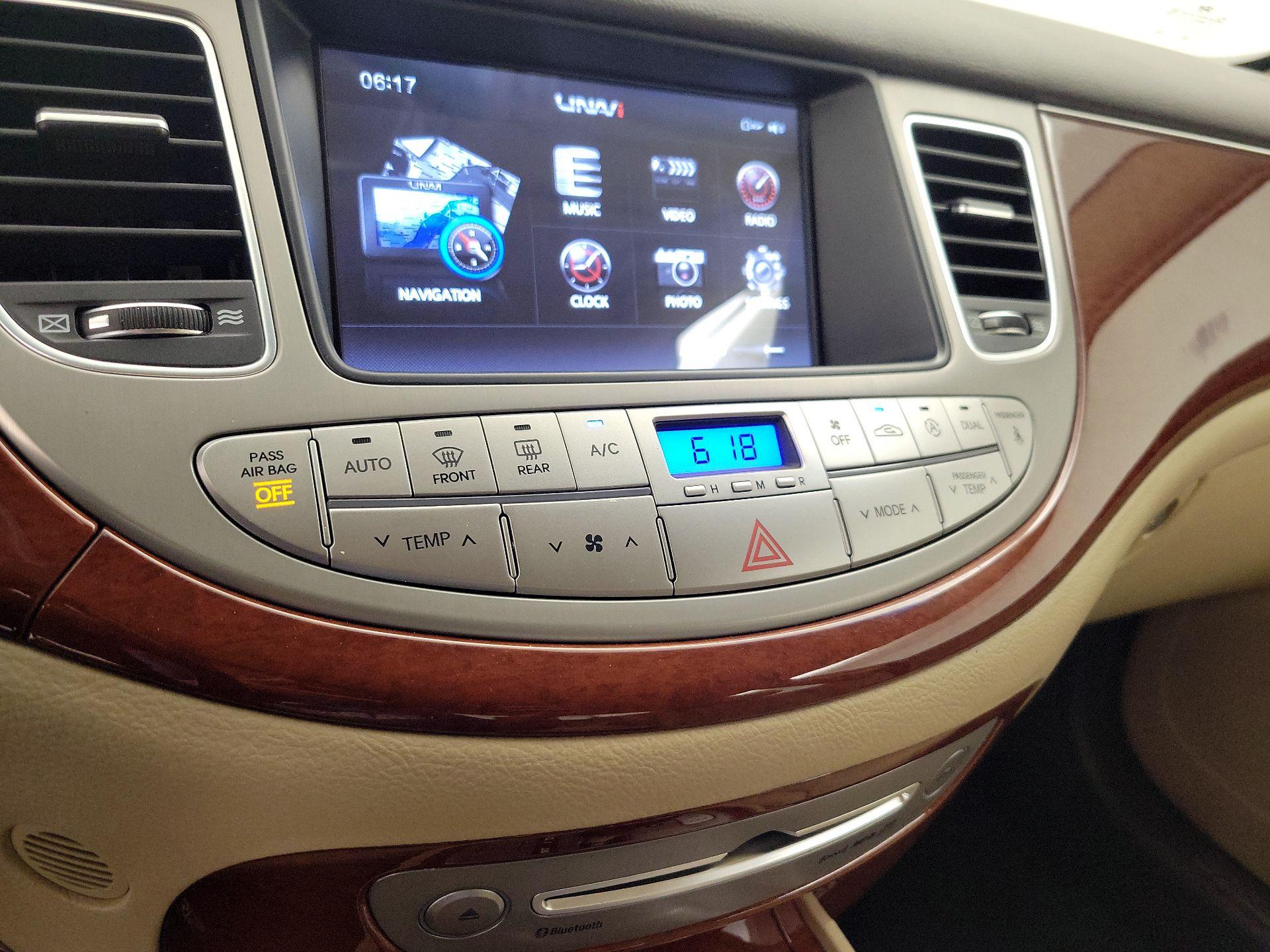 Thumbnail: 2014 Hyundai Genesis - 17