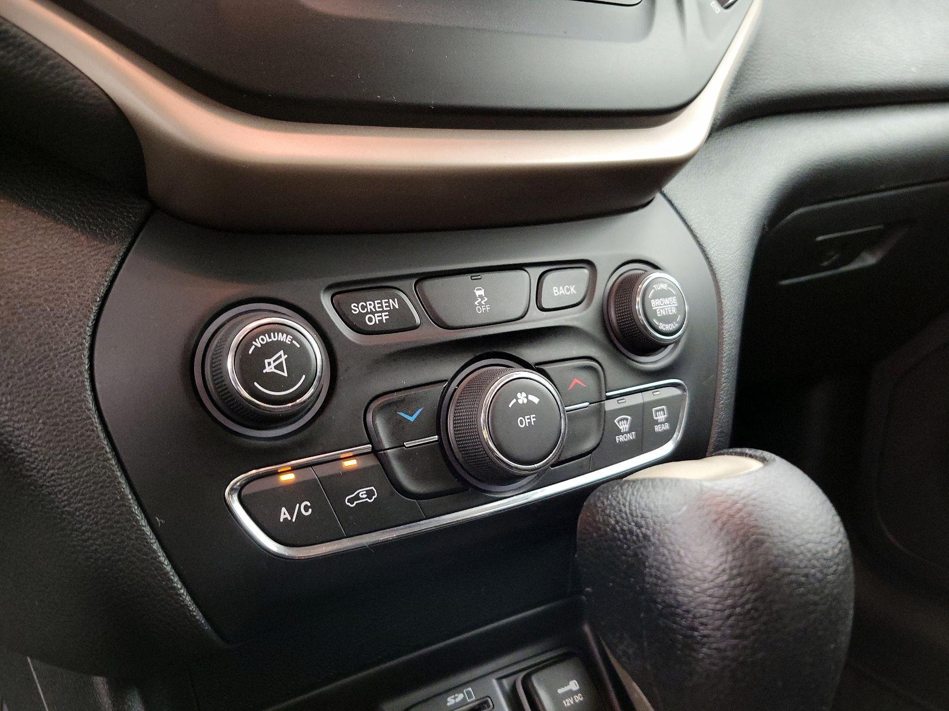 Thumbnail: 2016 Jeep Cherokee - 16