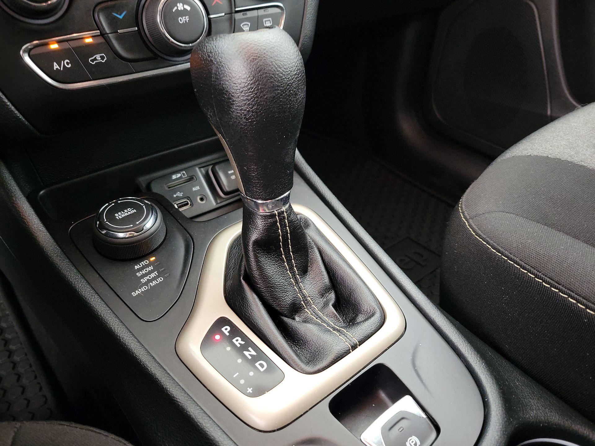 Thumbnail: 2016 Jeep Cherokee - 17
