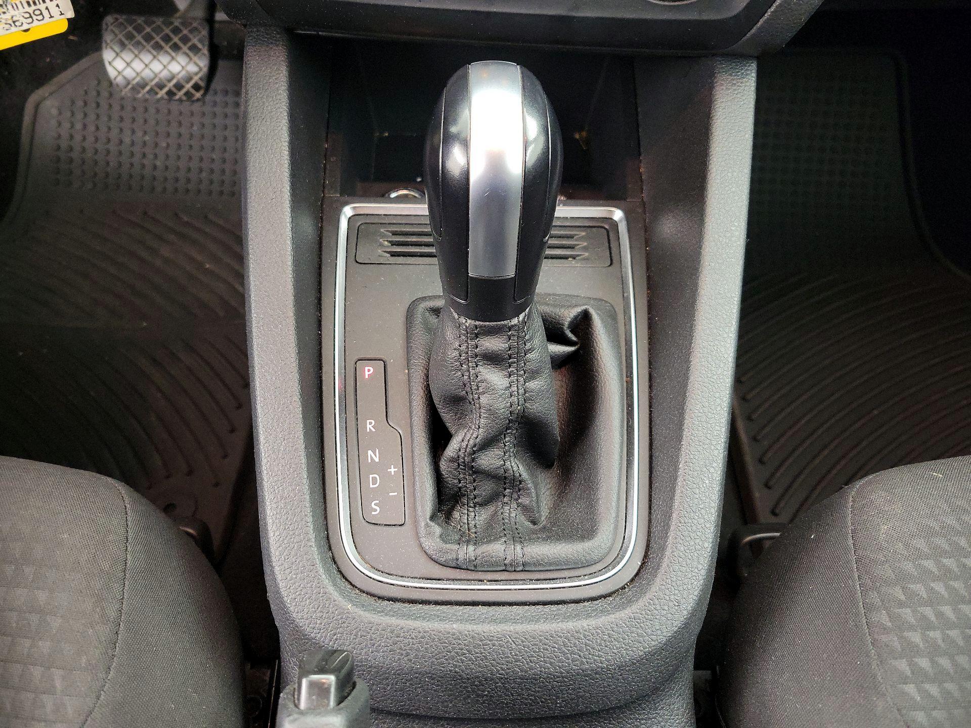 Thumbnail: 2015 Volkswagen Jetta - 16