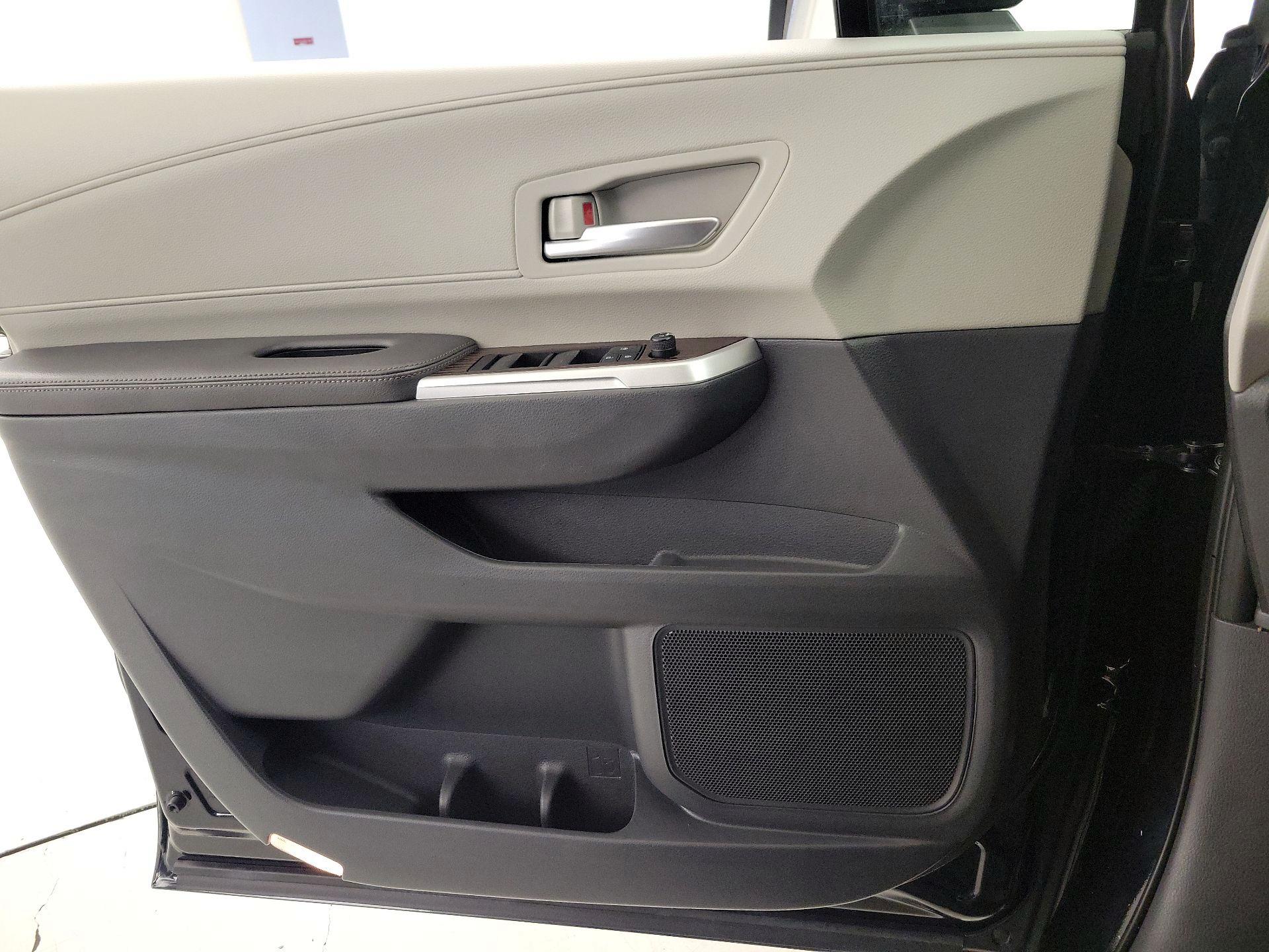 Thumbnail: 2021 Toyota Sienna - 12