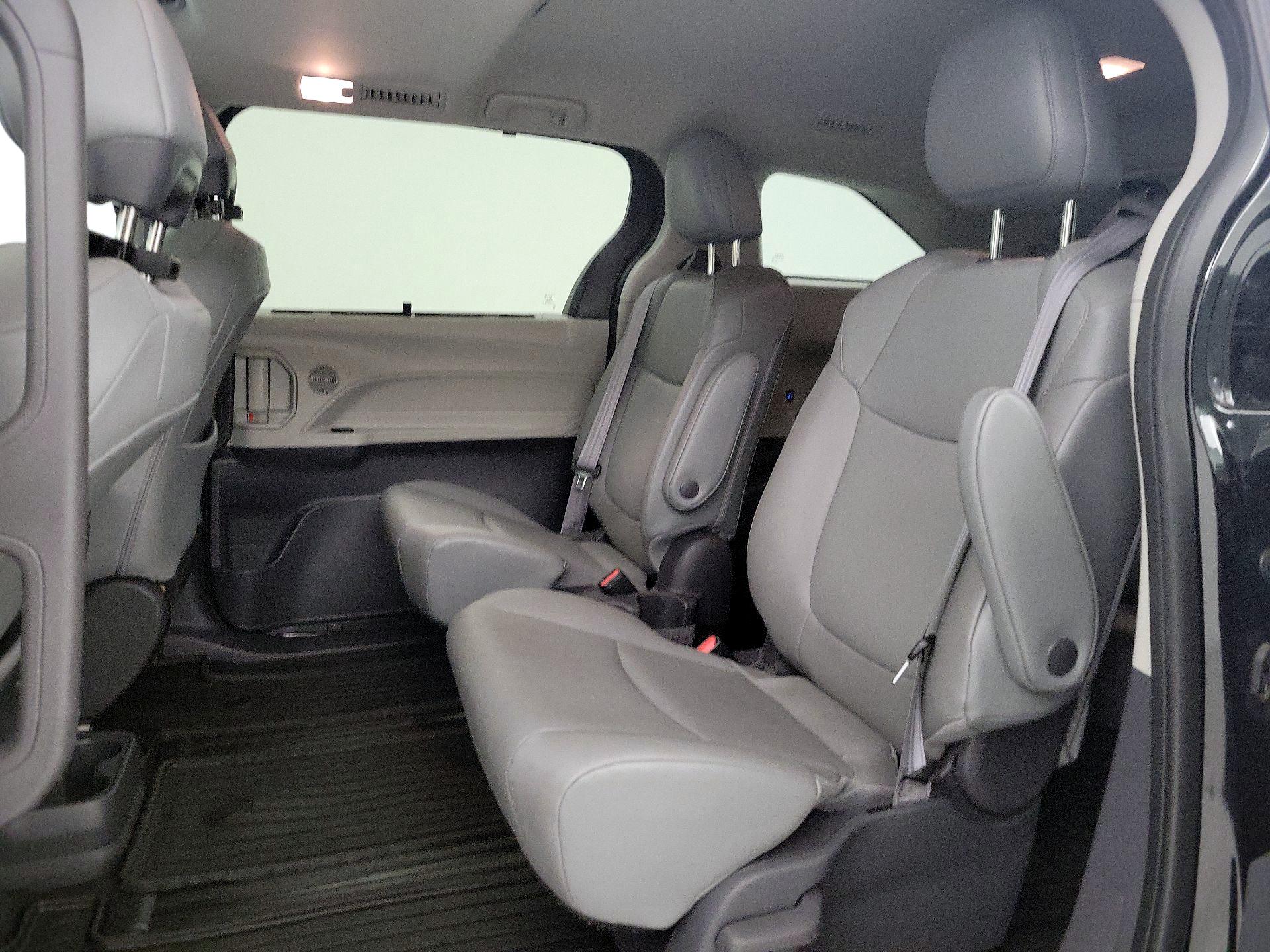 Thumbnail: 2021 Toyota Sienna - 19