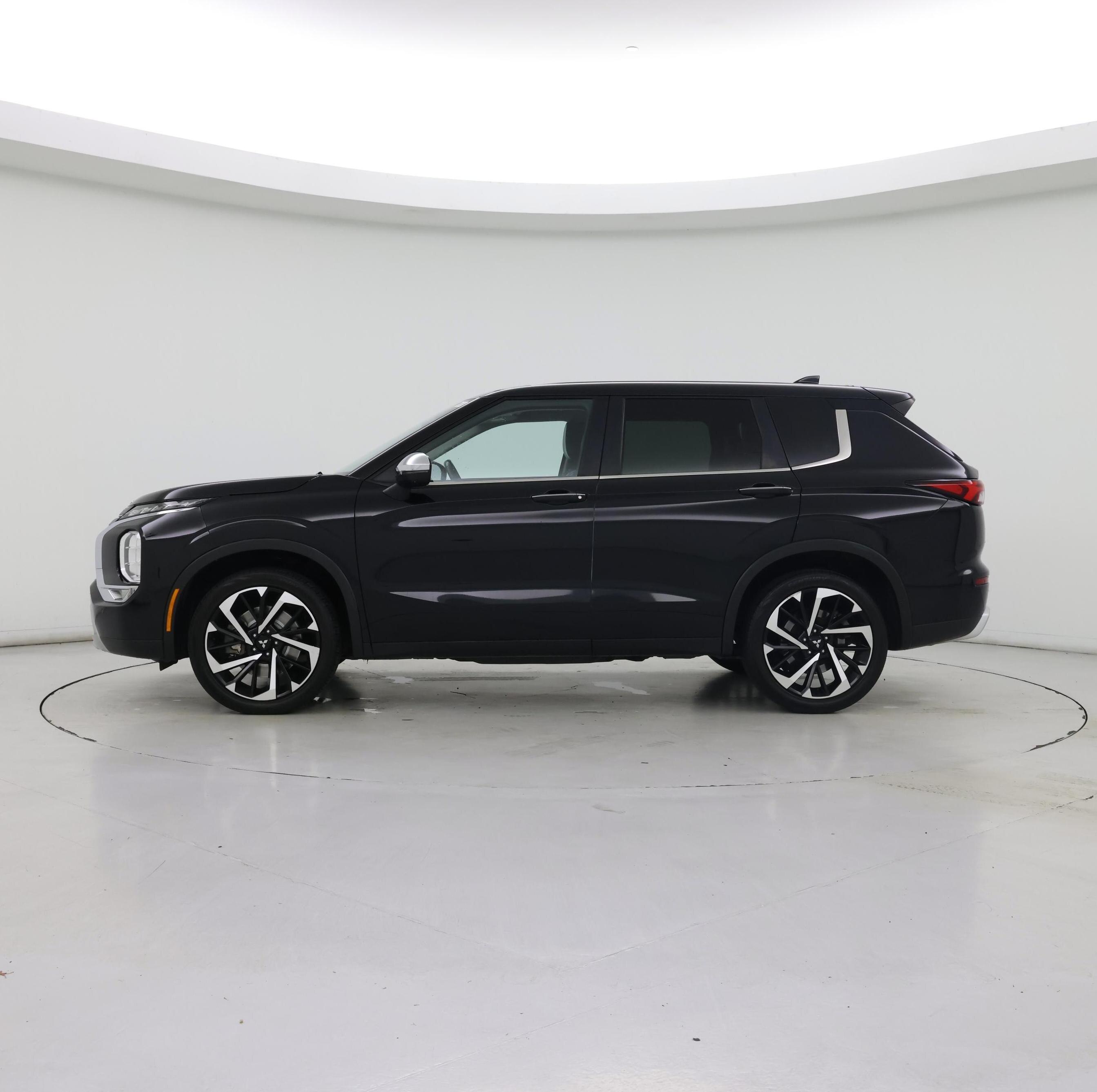 Thumbnail: 2022 Mitsubishi Outlander - 3