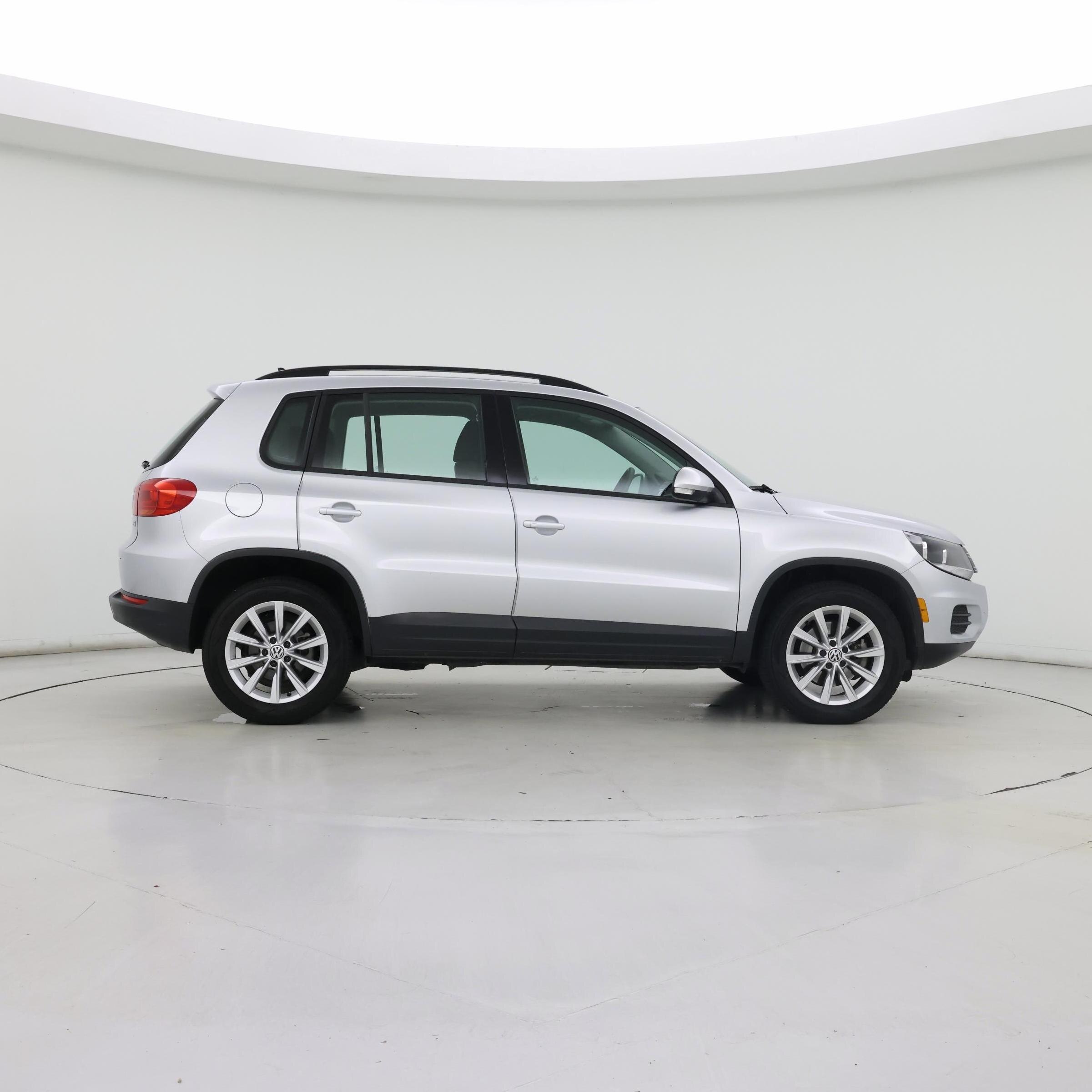 Thumbnail: 2018 Volkswagen Tiguan - 7