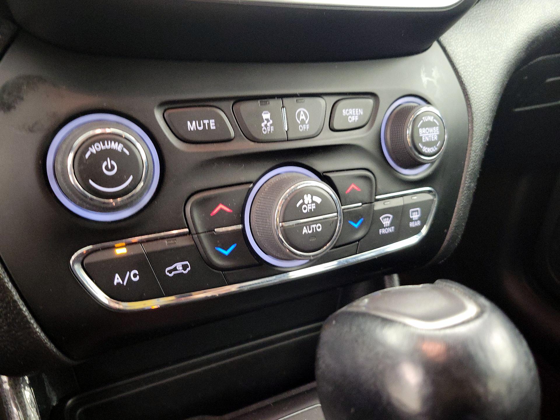 Thumbnail: 2023 Jeep Cherokee - 16