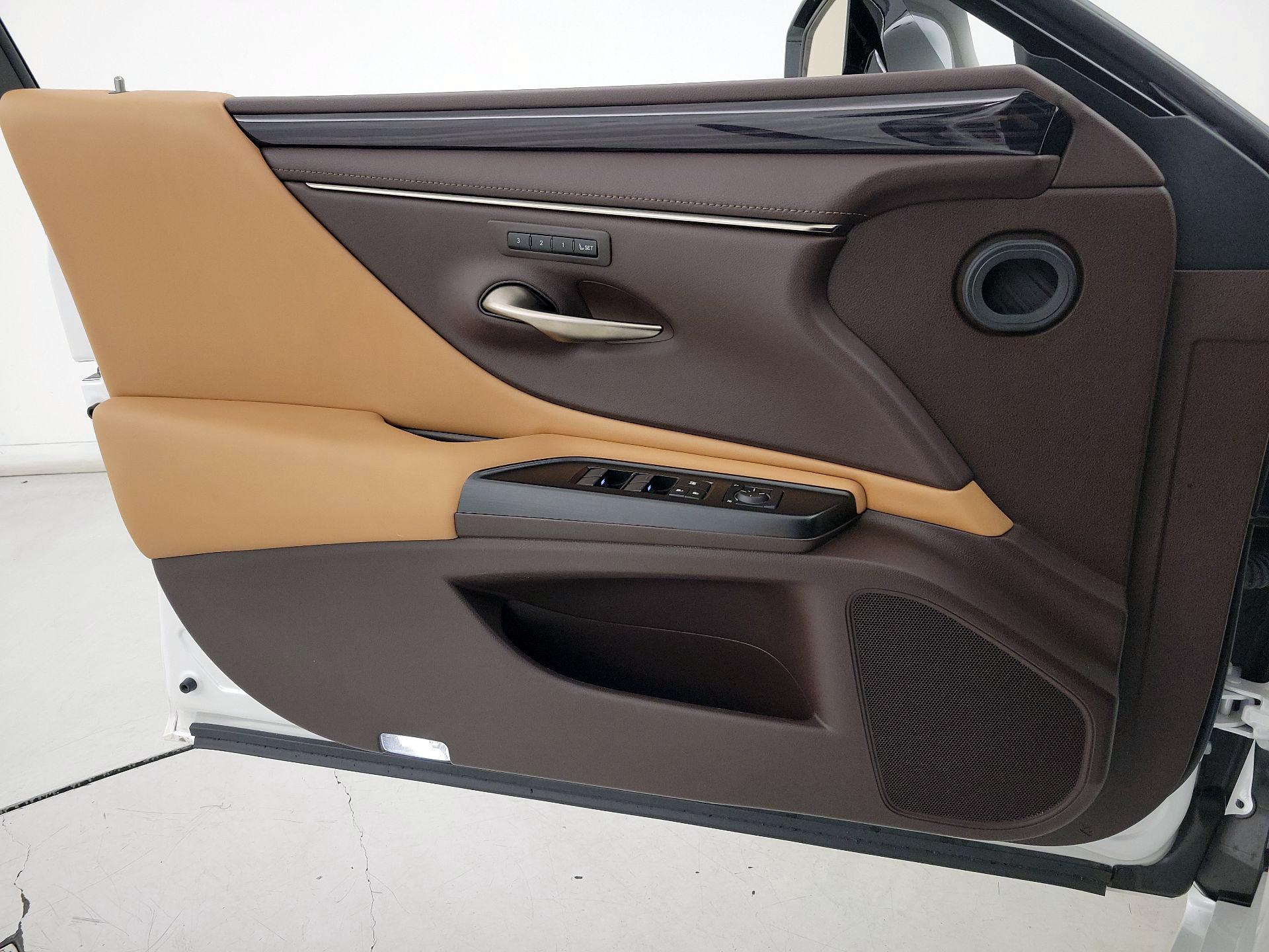 Thumbnail: 2019 Lexus ES - 12