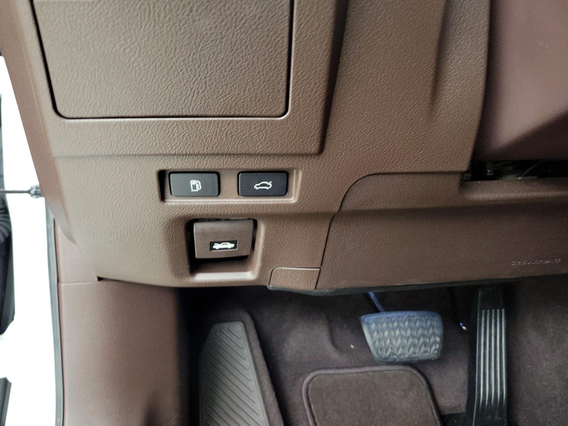 Thumbnail: 2019 Lexus ES - 13
