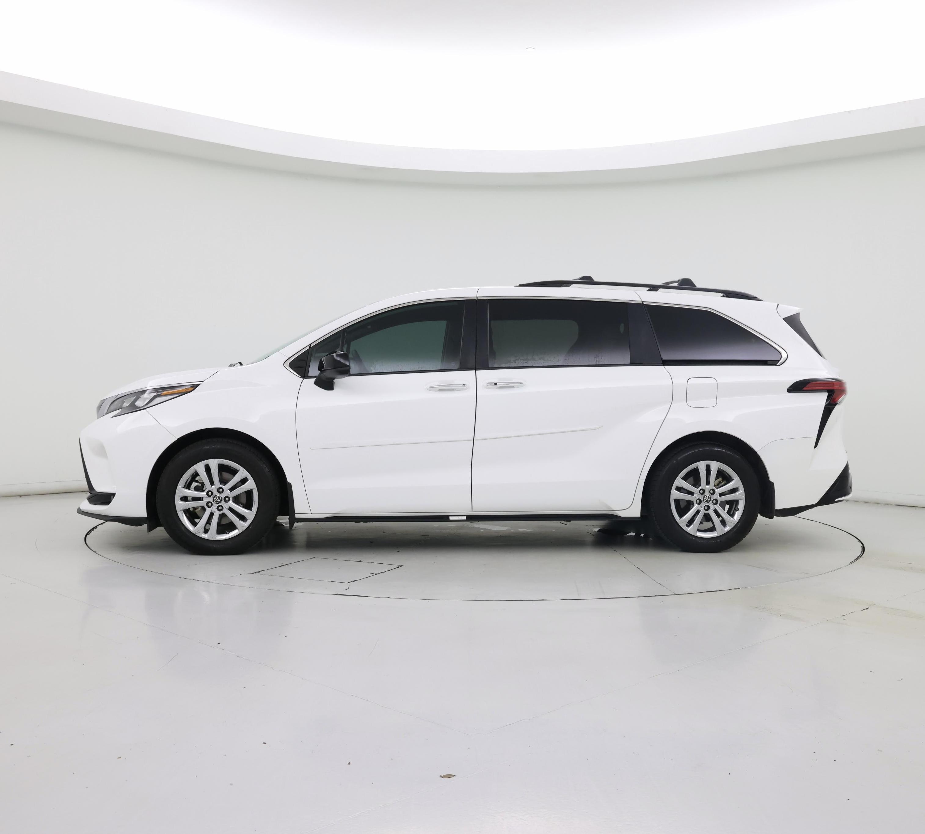 Thumbnail: 2022 Toyota Sienna - 3