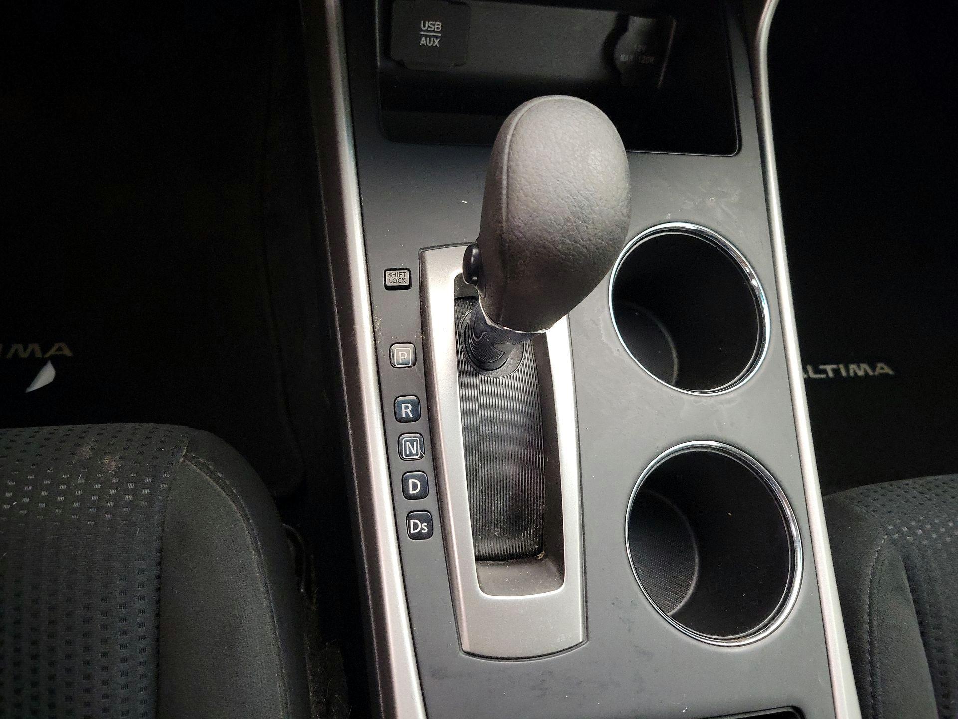 Thumbnail: 2015 Nissan Altima - 17