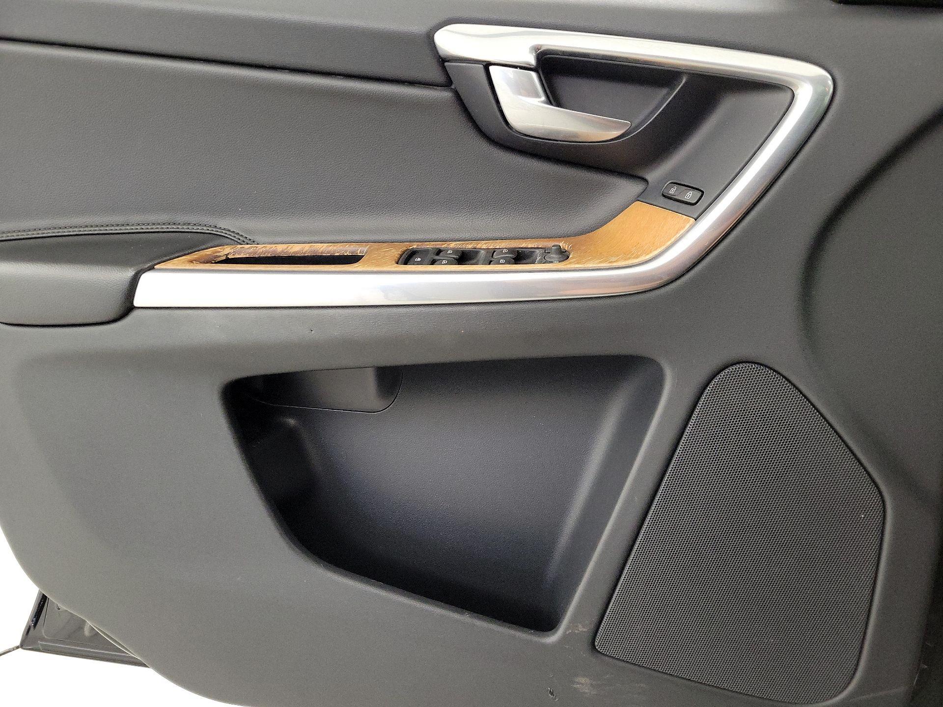 Thumbnail: 2017 Volvo XC60 - 12