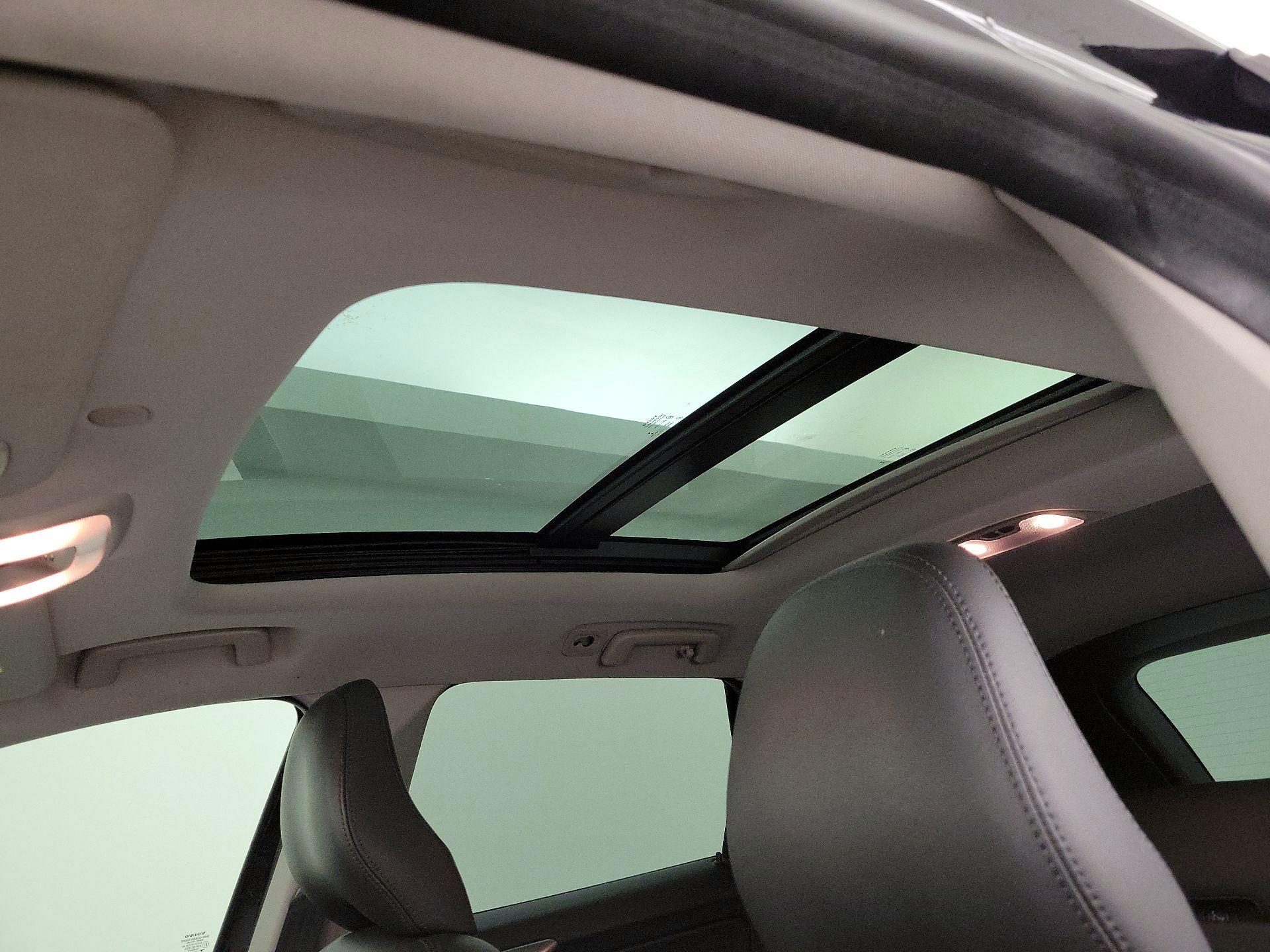 Thumbnail: 2017 Volvo XC60 - 18