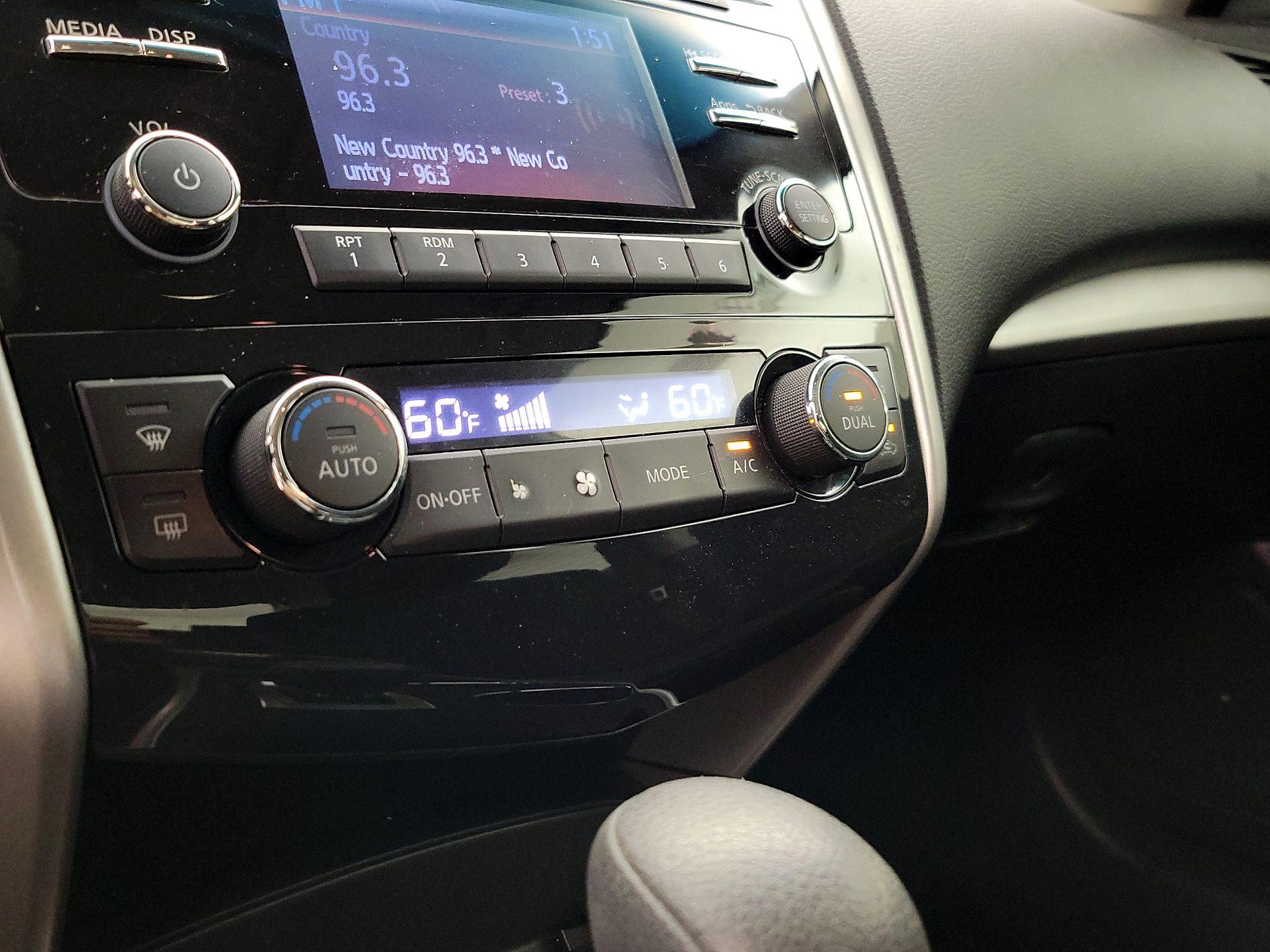 Thumbnail: 2015 Nissan Altima - 16