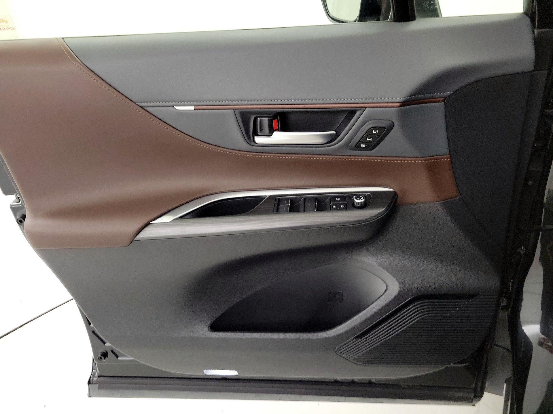 Thumbnail: 2021 Toyota Venza - 12