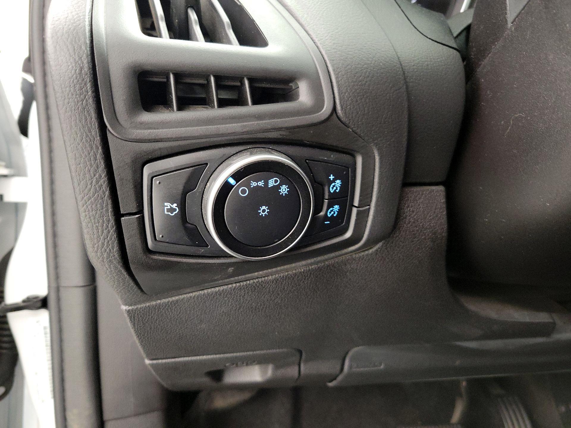 Thumbnail: 2016 Ford Focus - 13