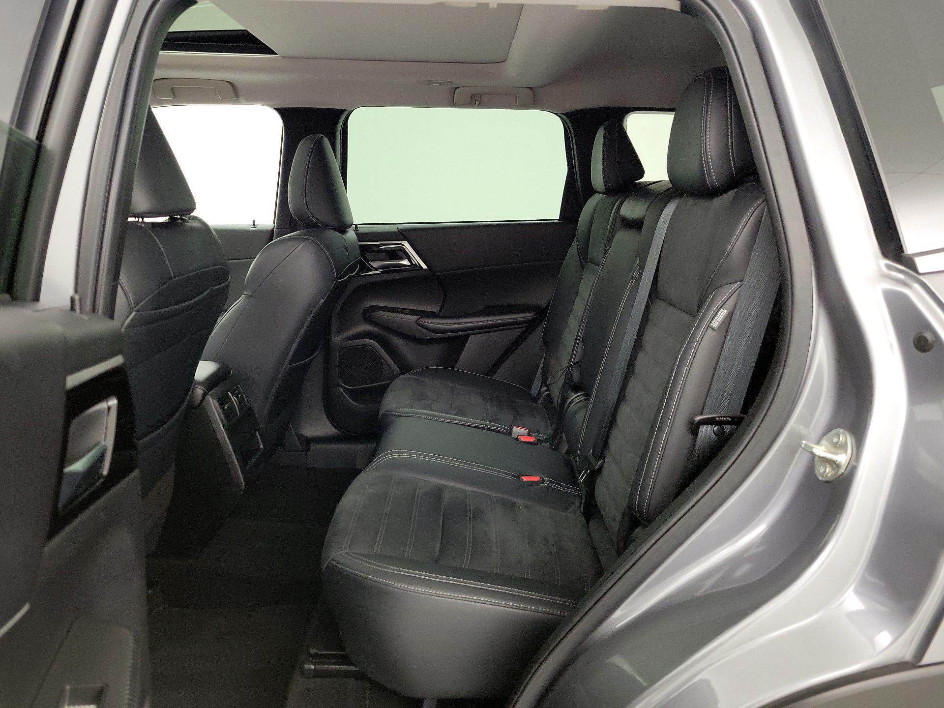 Thumbnail: 2022 Mitsubishi Outlander - 19