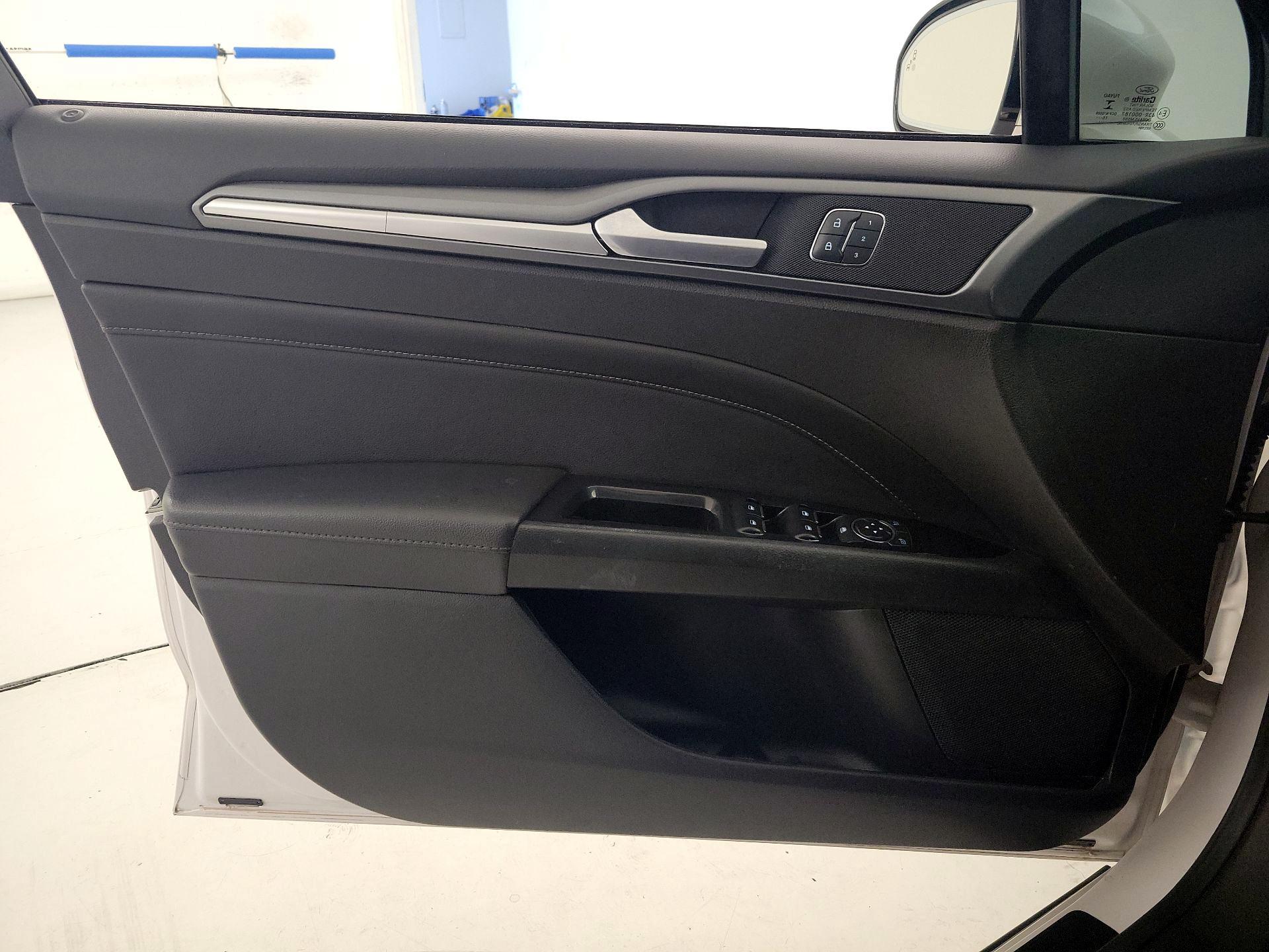 Thumbnail: 2016 Ford Fusion - 12