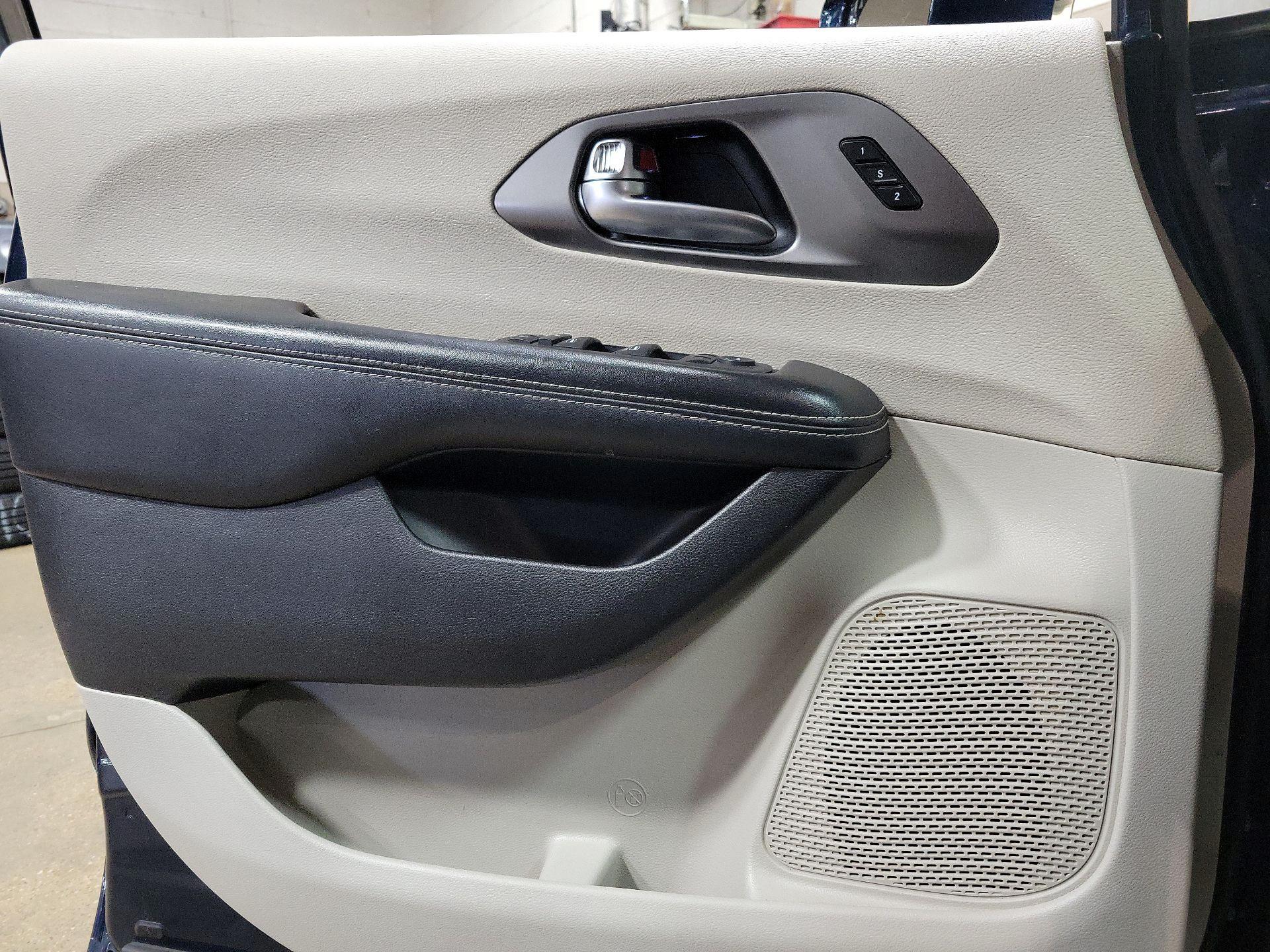 Thumbnail: 2022 Chrysler Pacifica - 12