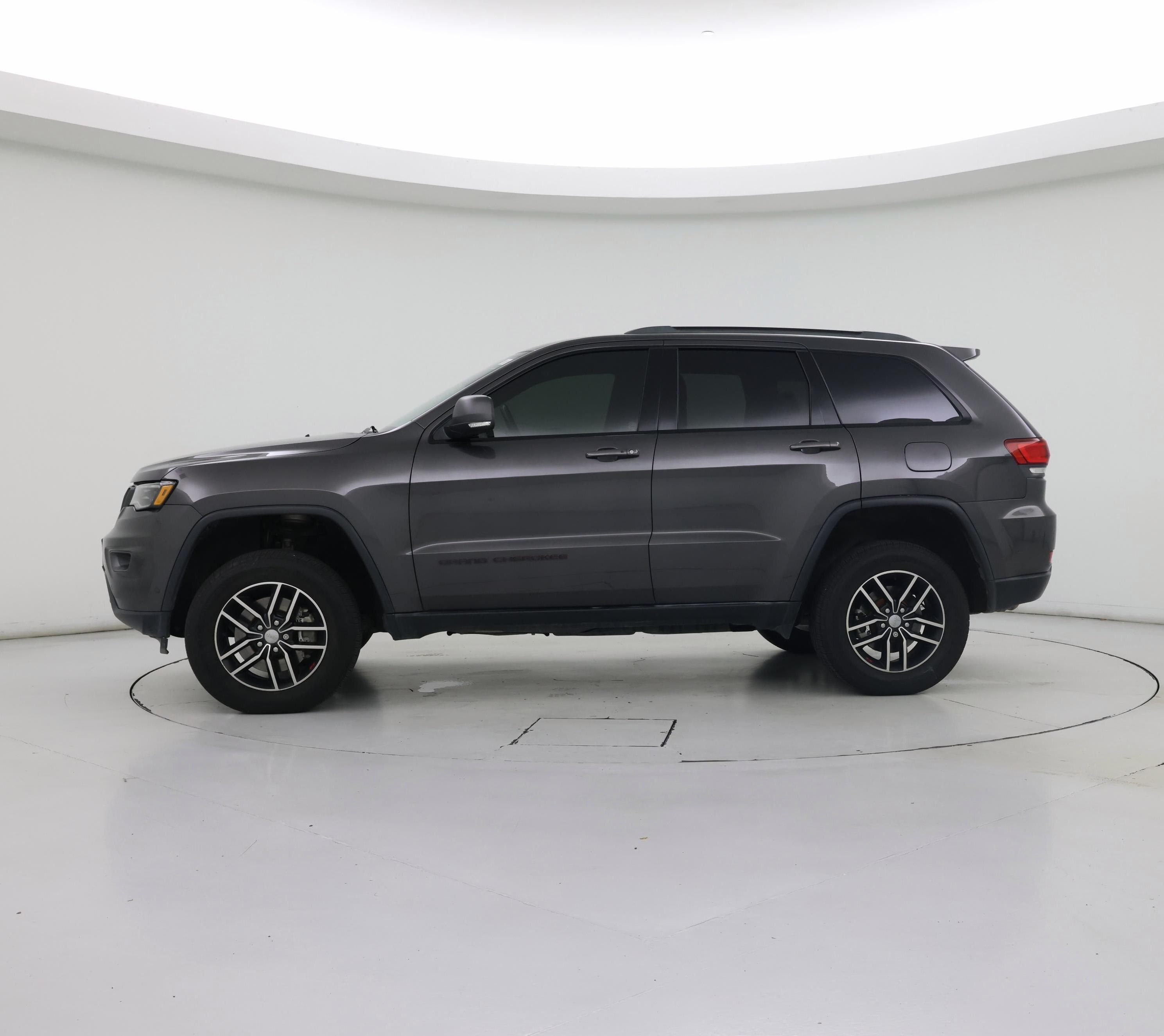 Thumbnail: 2018 Jeep Grand Cherokee - 3