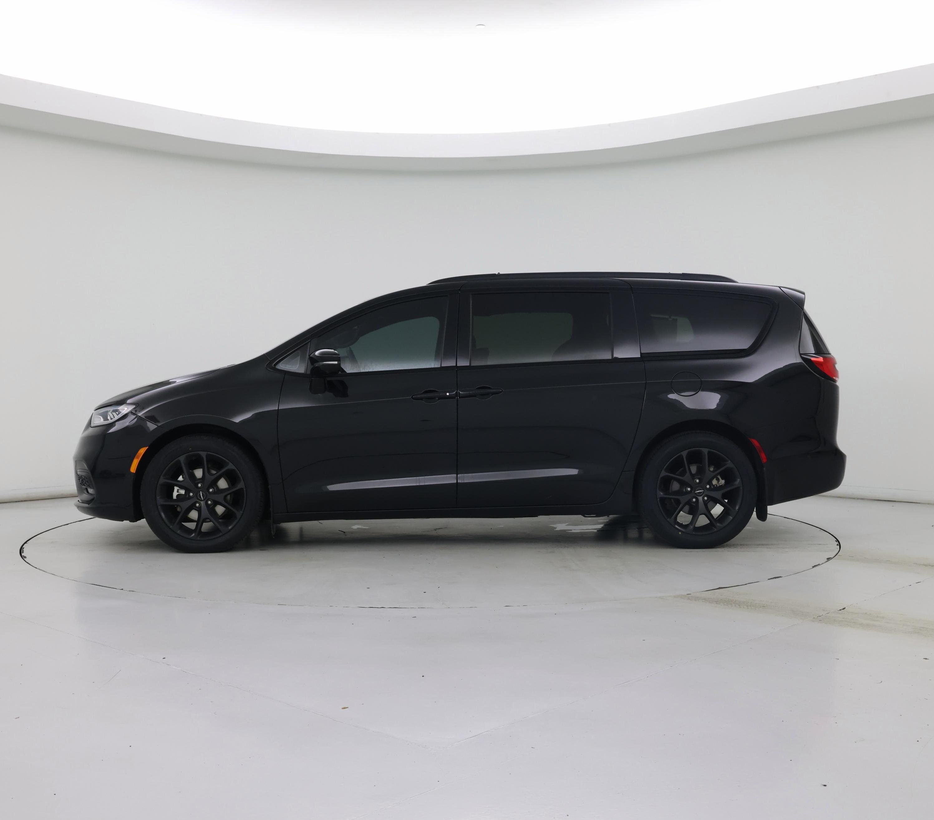 Thumbnail: 2023 Chrysler Pacifica - 3