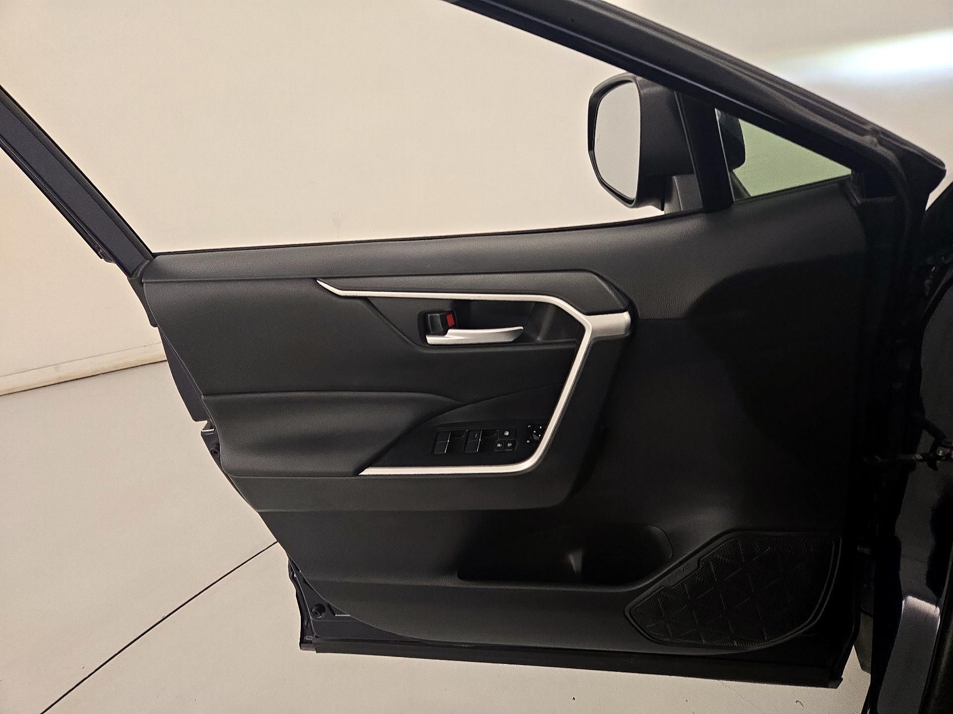 Thumbnail: 2020 Toyota RAV4 - 12