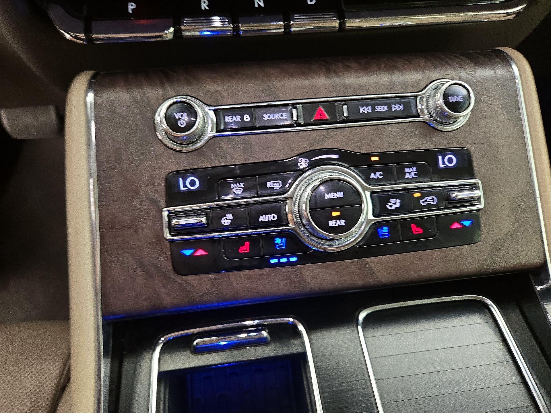 Thumbnail: 2020 Lincoln Aviator - 17